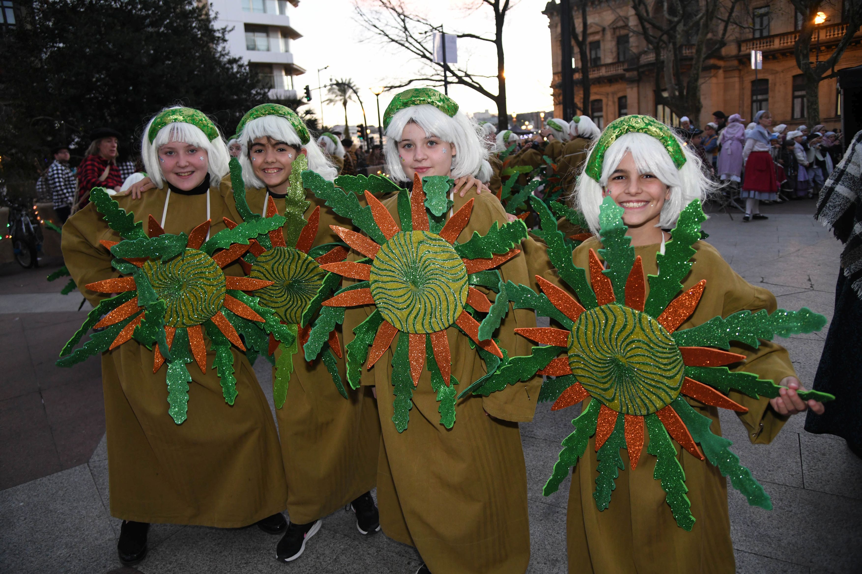 Olentzero y Mari Domingi, en el desfile de la tarde en Donostia.