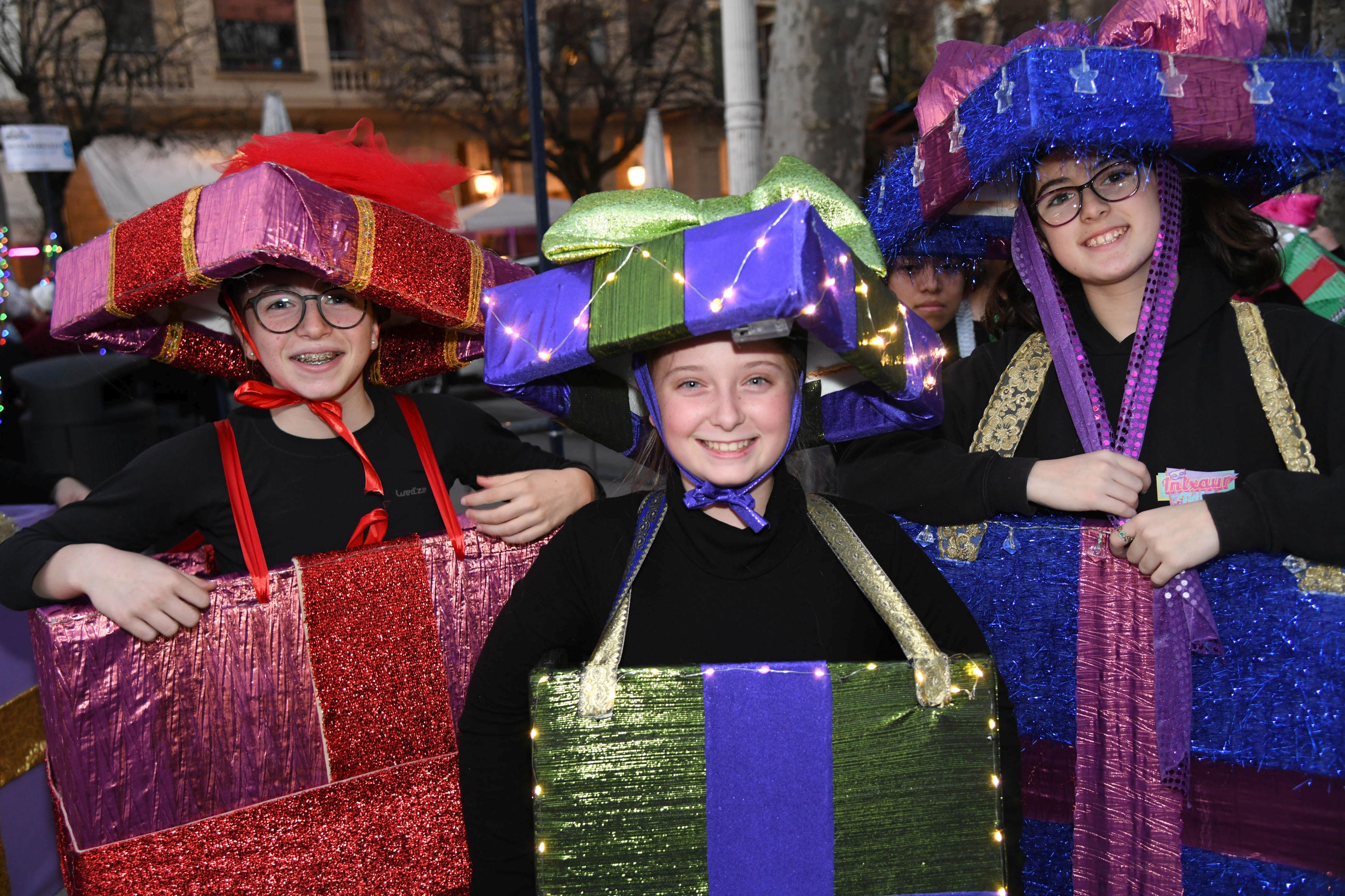 Olentzero y Mari Domingi, en el desfile de la tarde en Donostia.