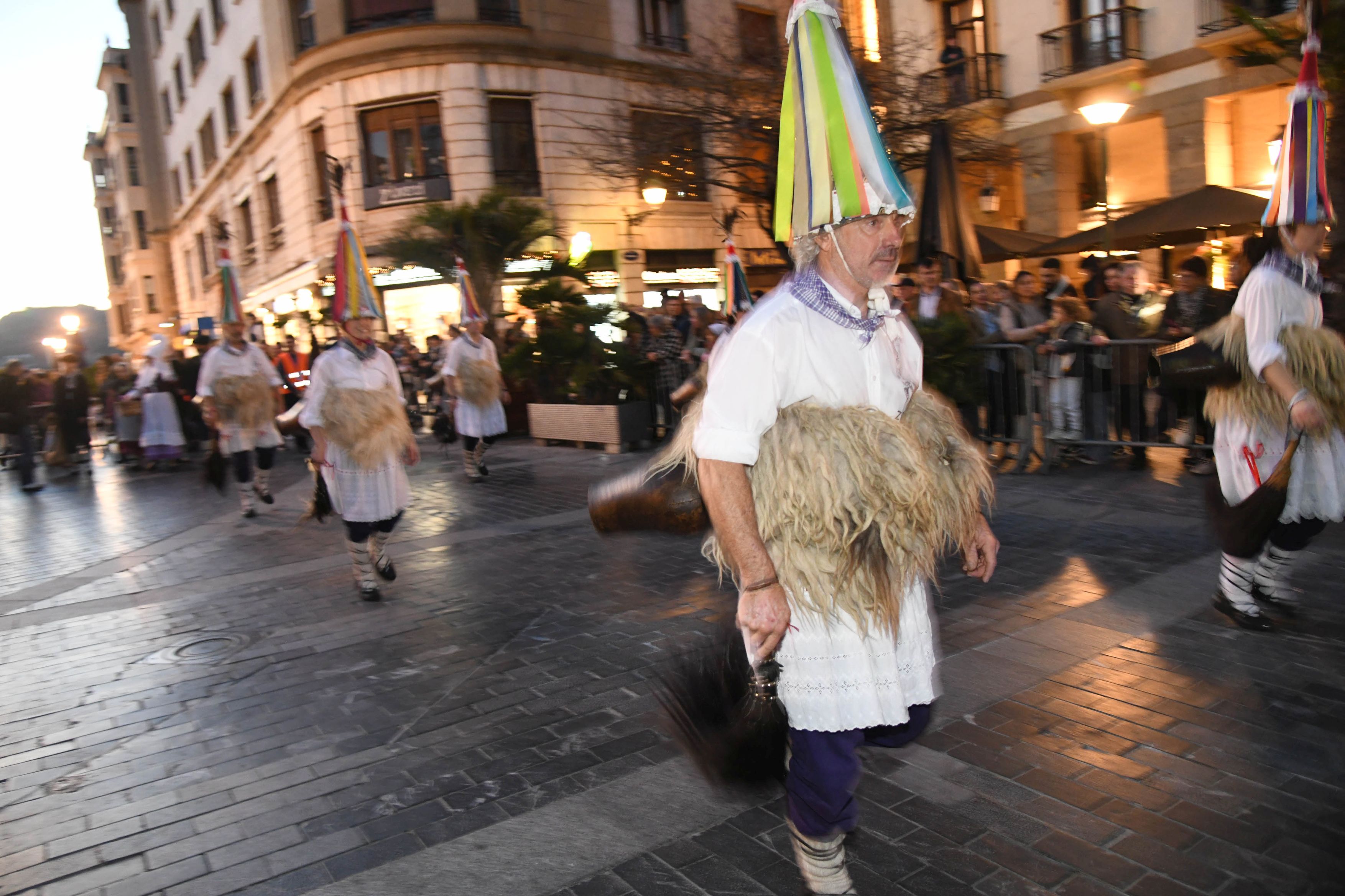 Olentzero y Mari Domingi, en el desfile de la tarde en Donostia.