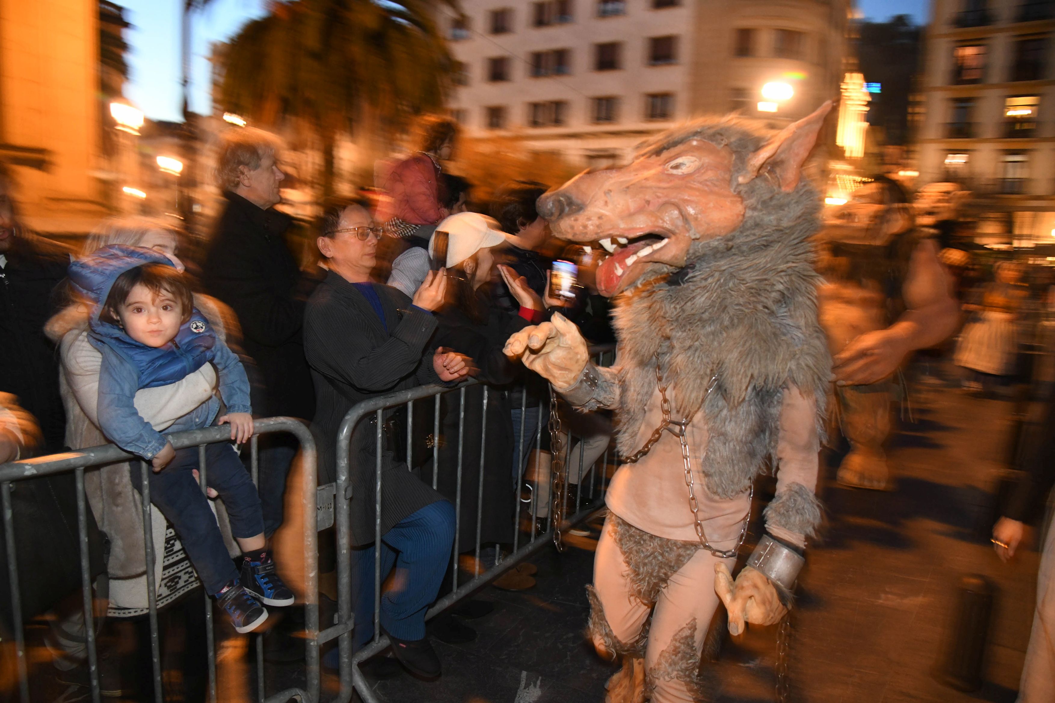 Olentzero y Mari Domingi, en el desfile de la tarde en Donostia.