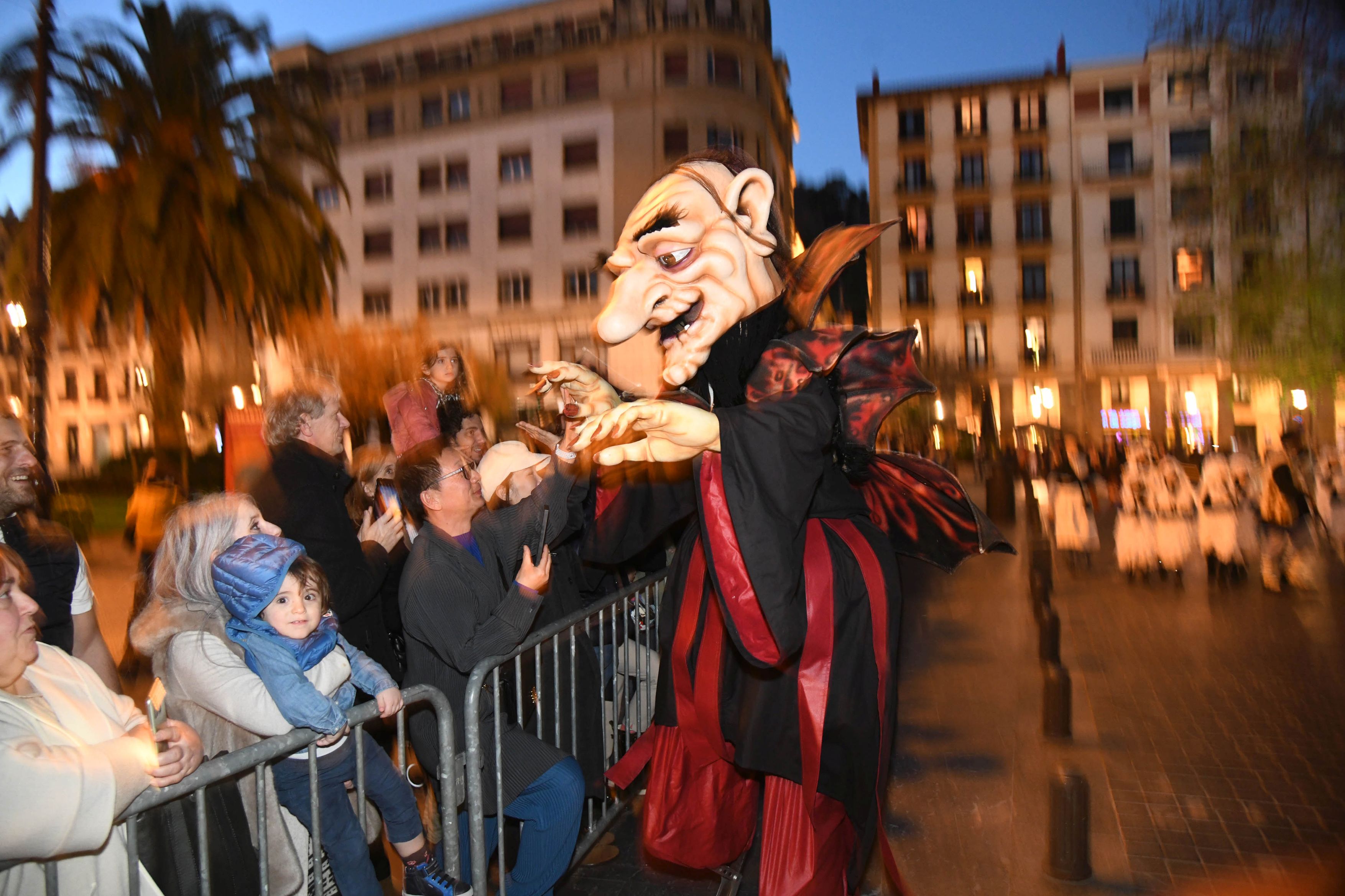 Olentzero y Mari Domingi, en el desfile de la tarde en Donostia.