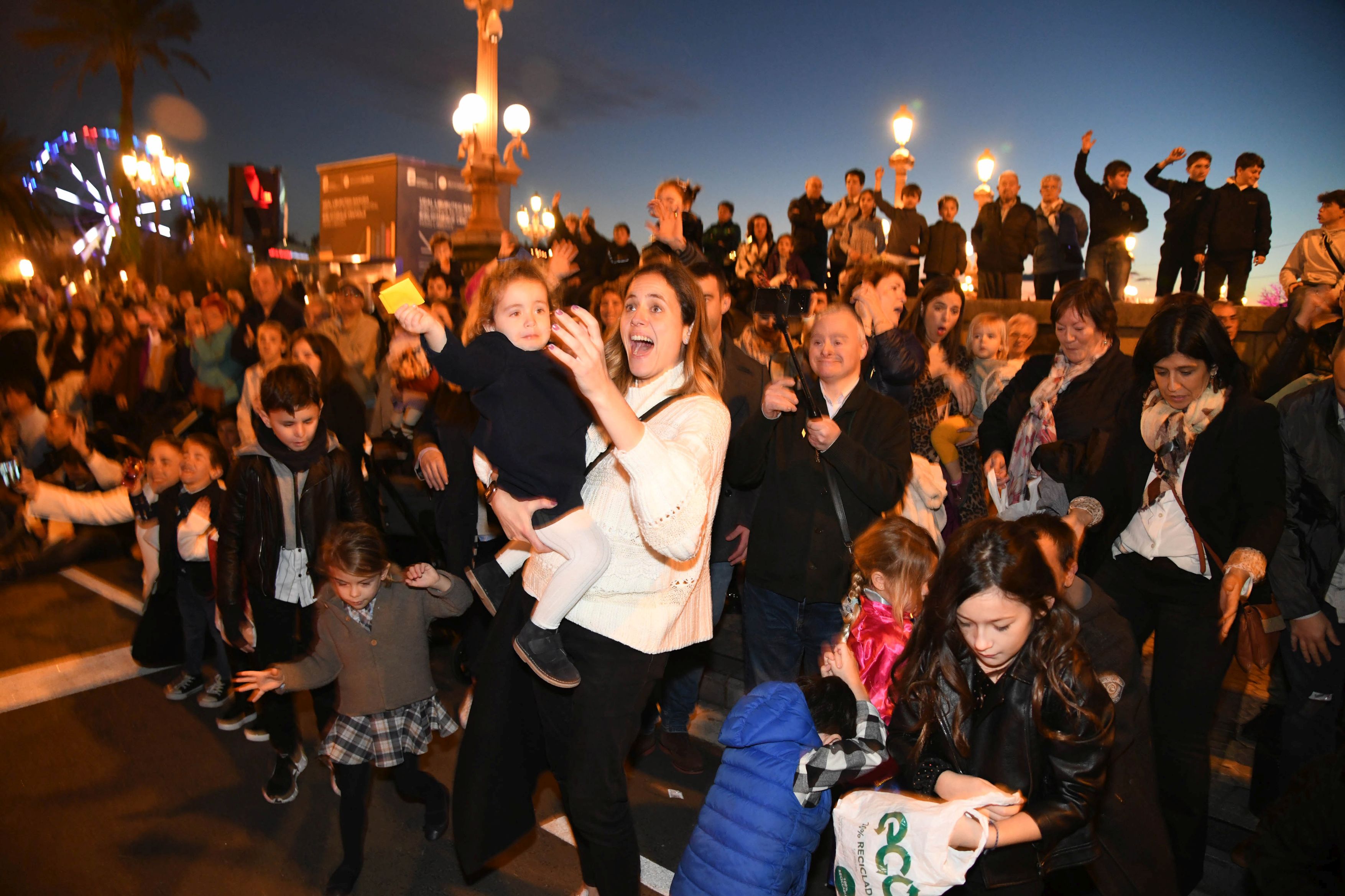 Olentzero y Mari Domingi, en el desfile de la tarde en Donostia.