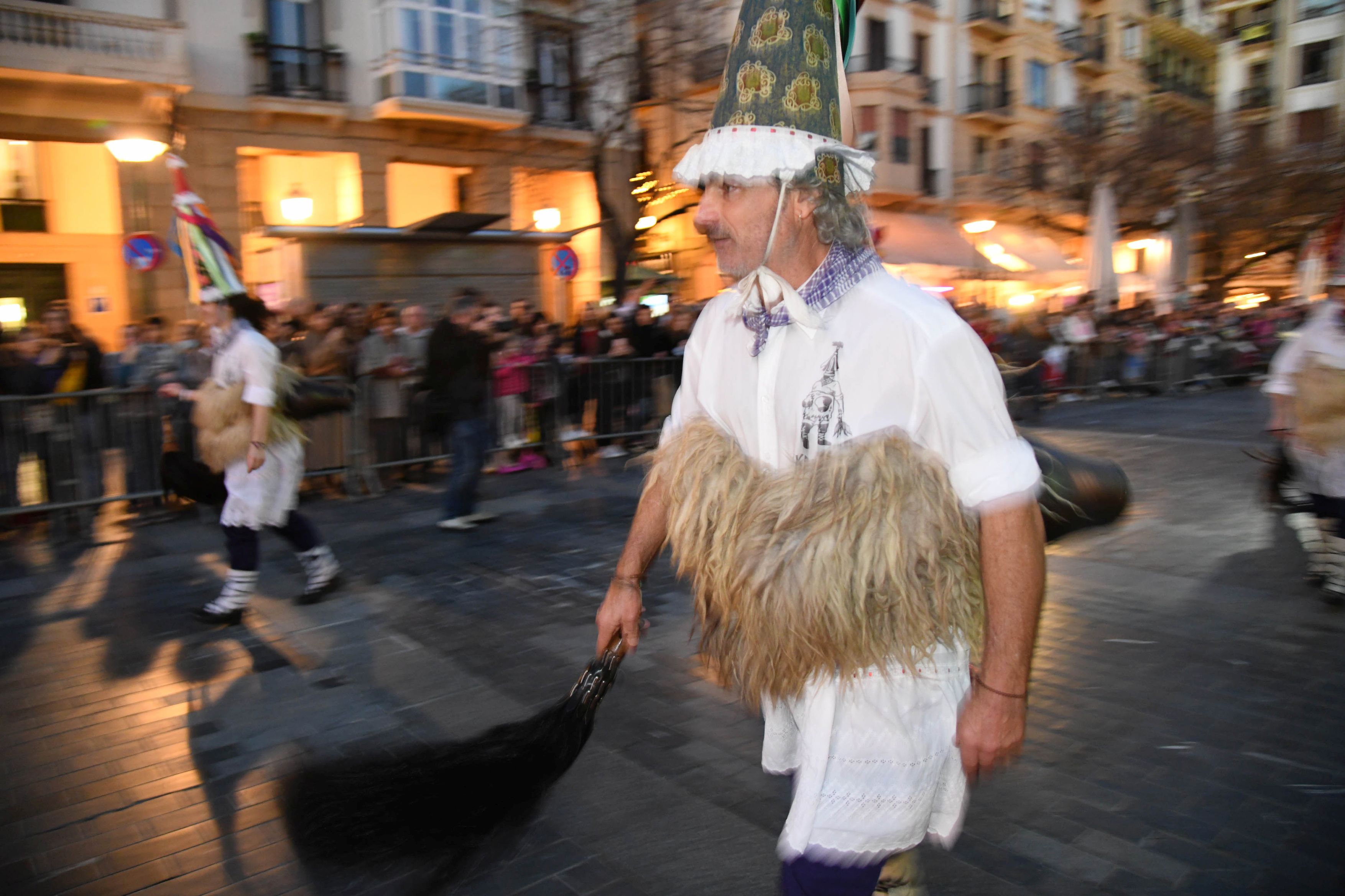 Olentzero y Mari Domingi, en el desfile de la tarde en Donostia.