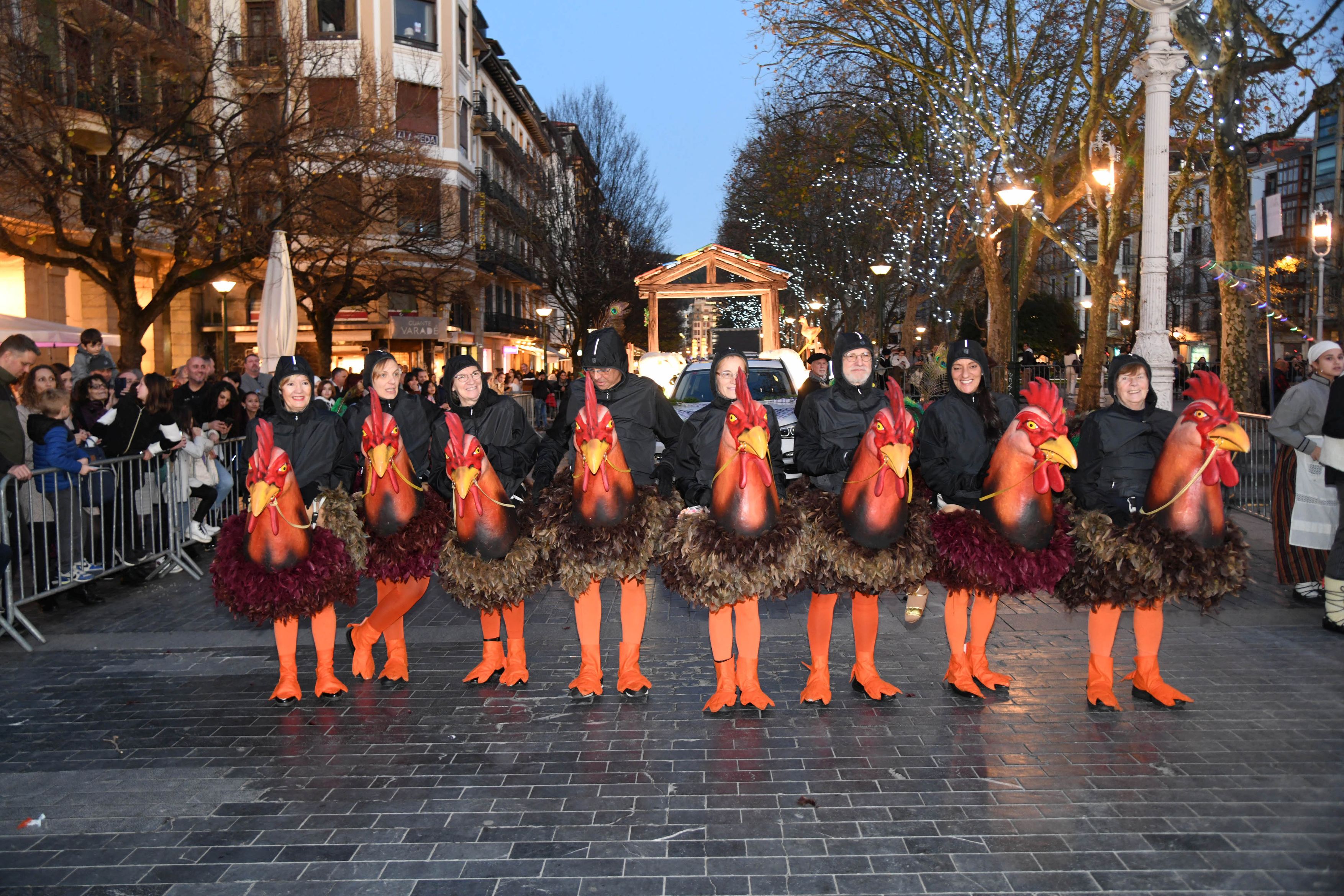 Olentzero y Mari Domingi, en el desfile de la tarde en Donostia.