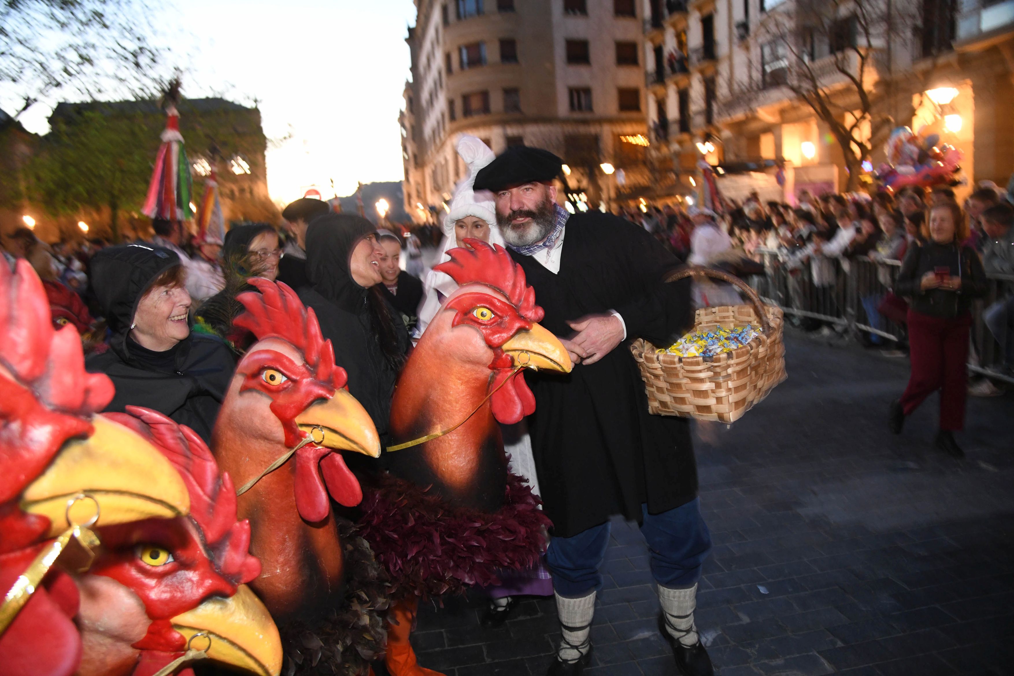 Olentzero y Mari Domingi, en el desfile de la tarde en Donostia.