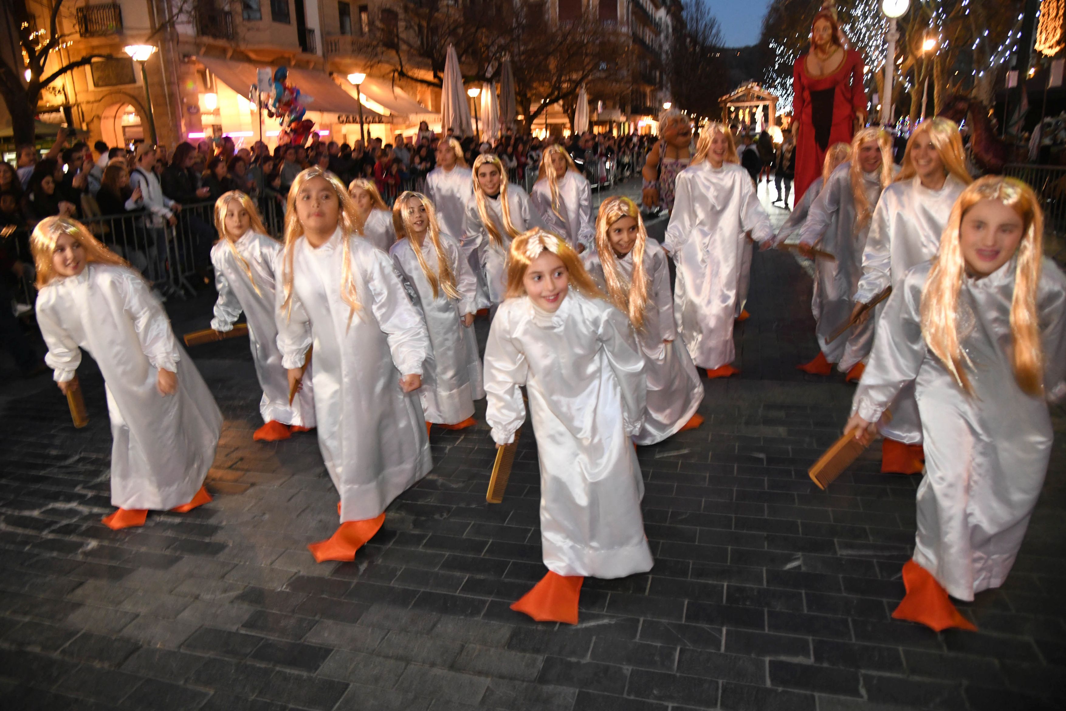Olentzero y Mari Domingi, en el desfile de la tarde en Donostia.