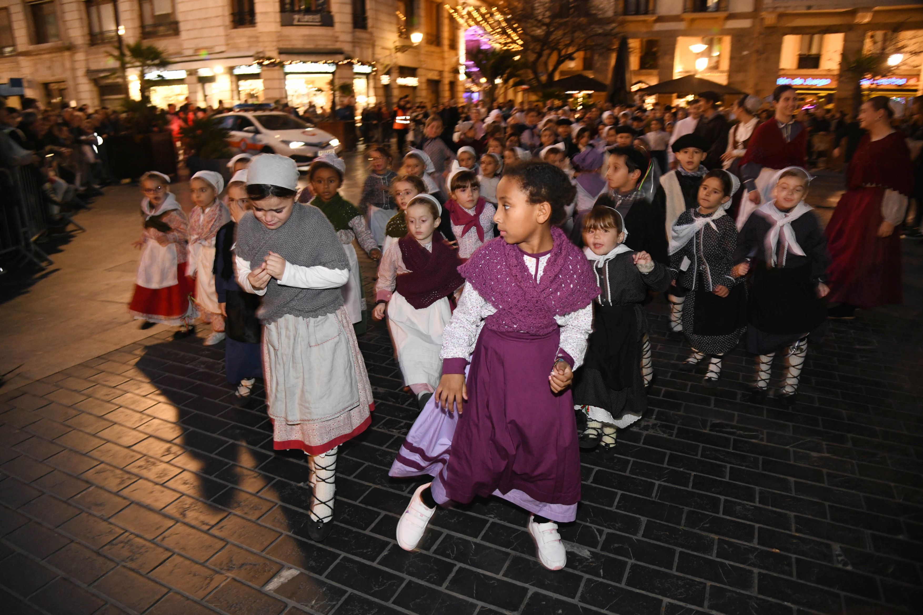 Olentzero y Mari Domingi, en el desfile de la tarde en Donostia.