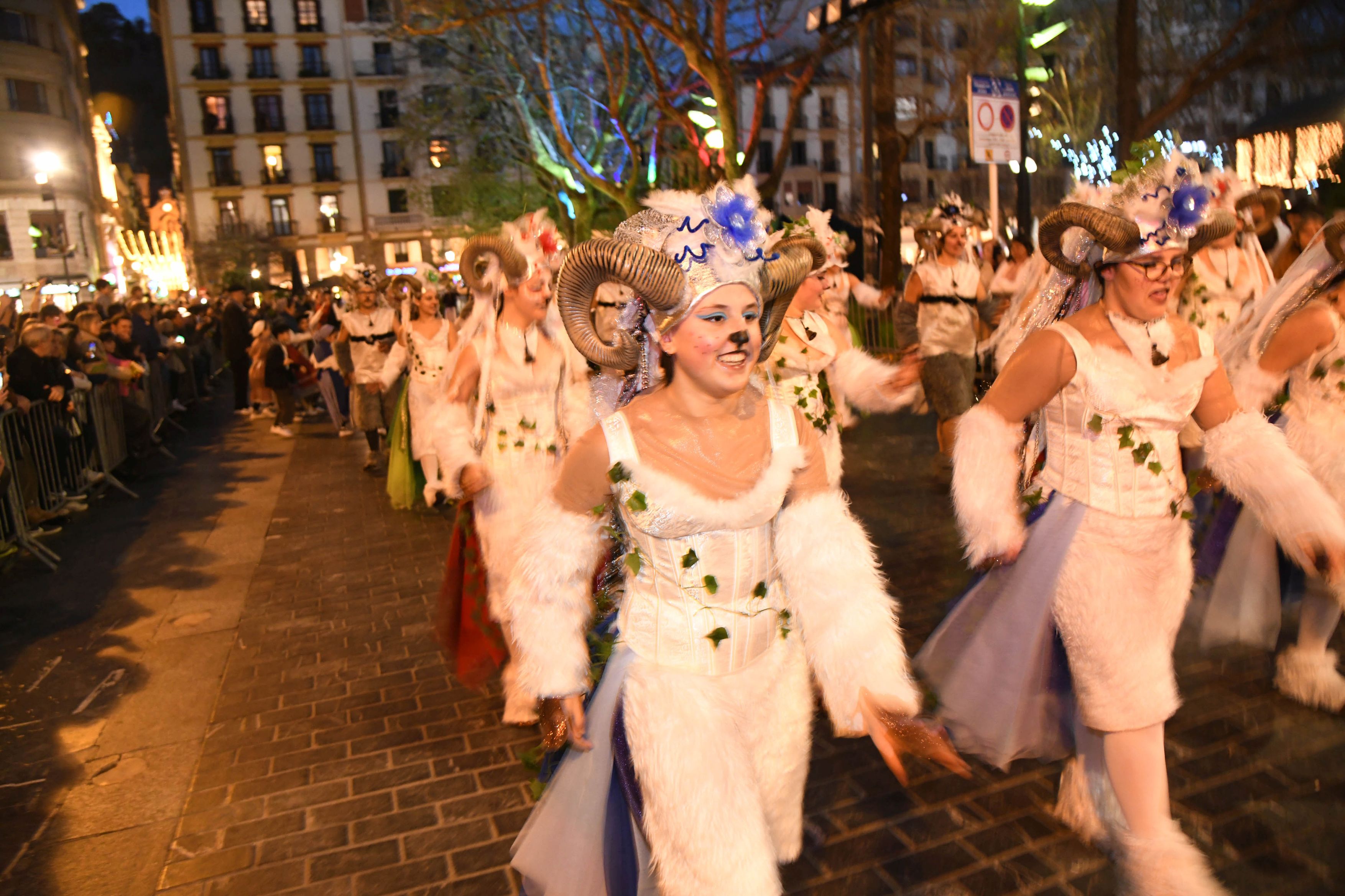 Olentzero y Mari Domingi, en el desfile de la tarde en Donostia.