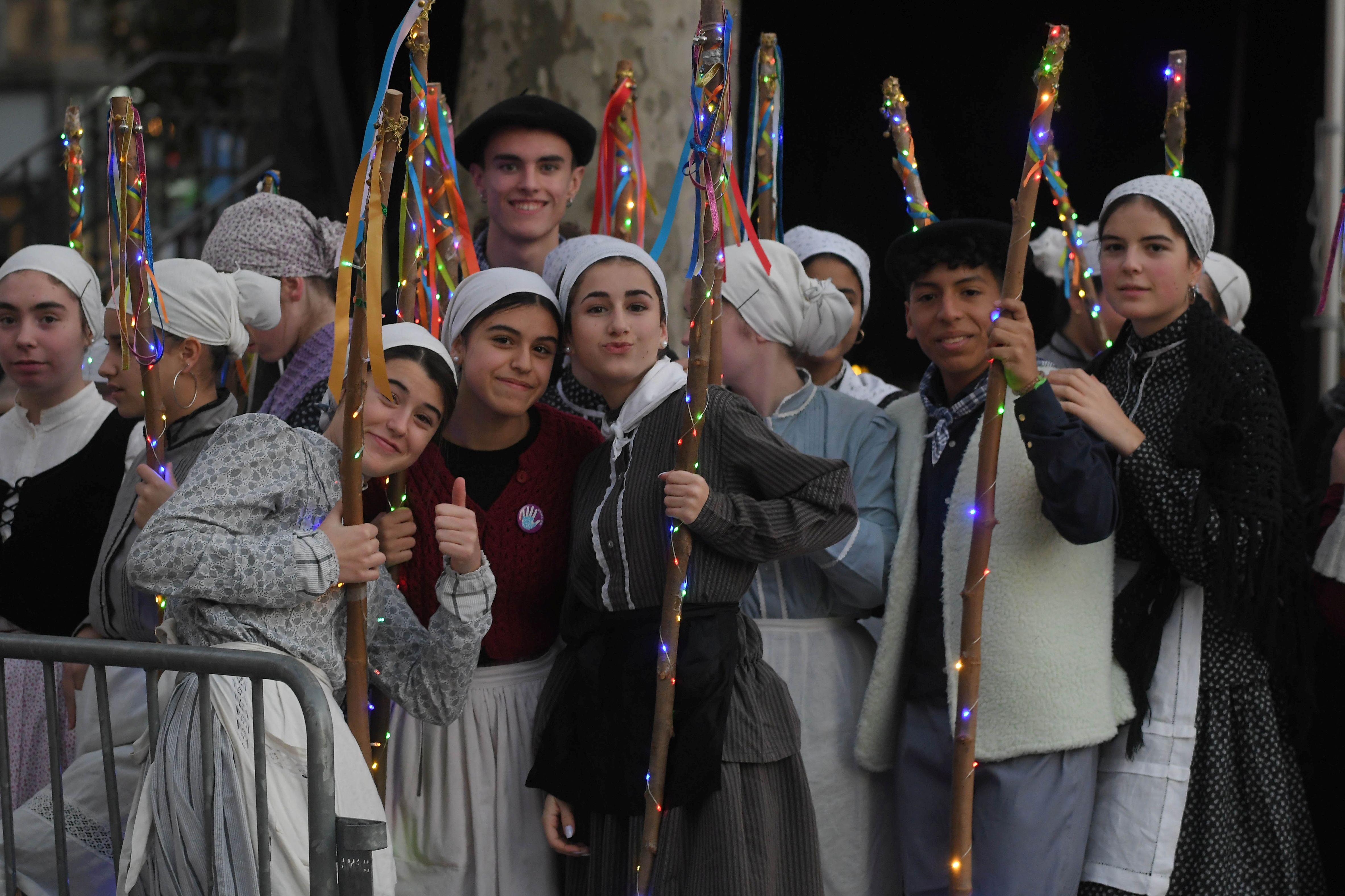 Olentzero y Mari Domingi, en el desfile de la tarde en Donostia.