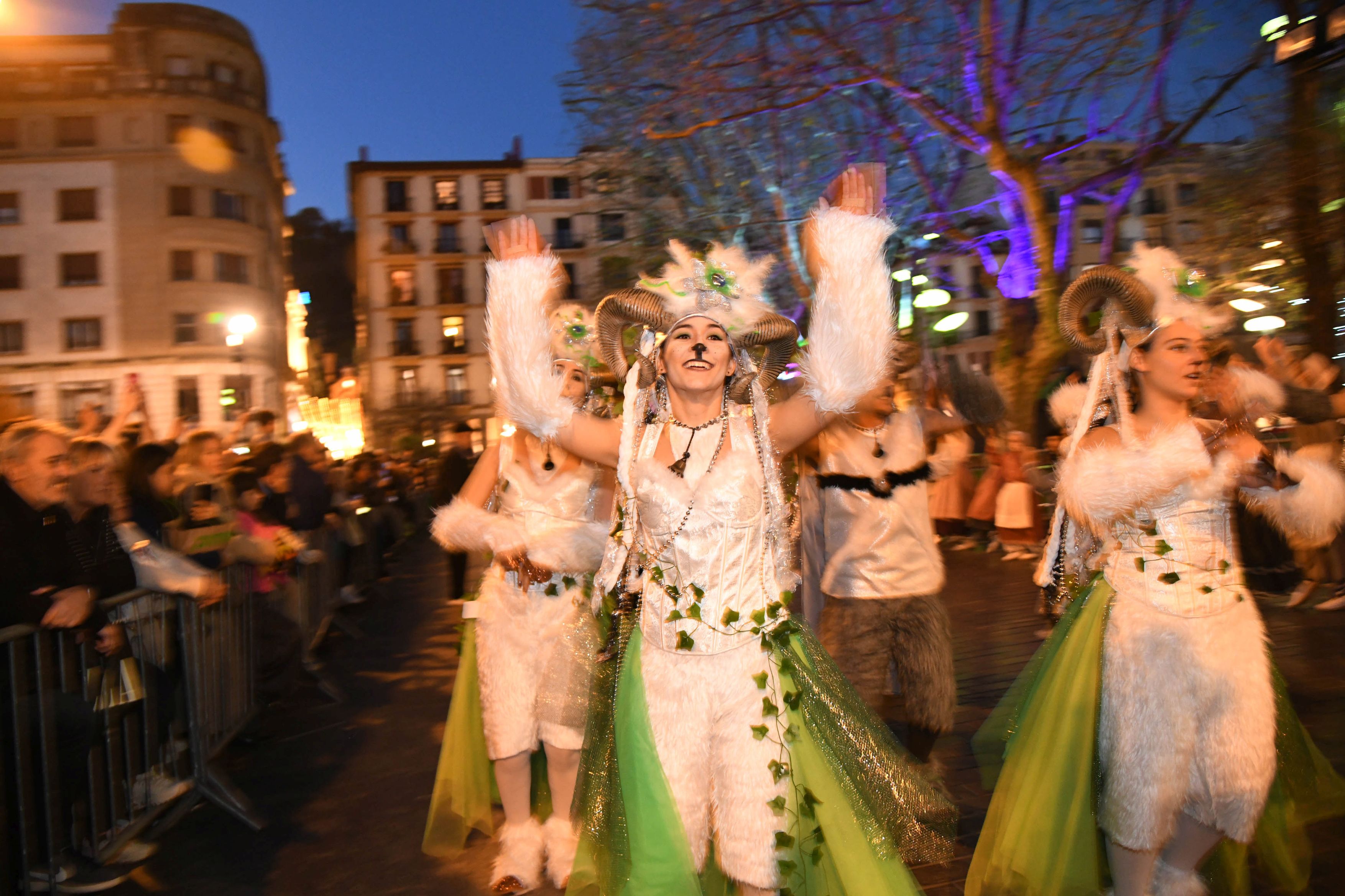 Olentzero y Mari Domingi, en el desfile de la tarde en Donostia.