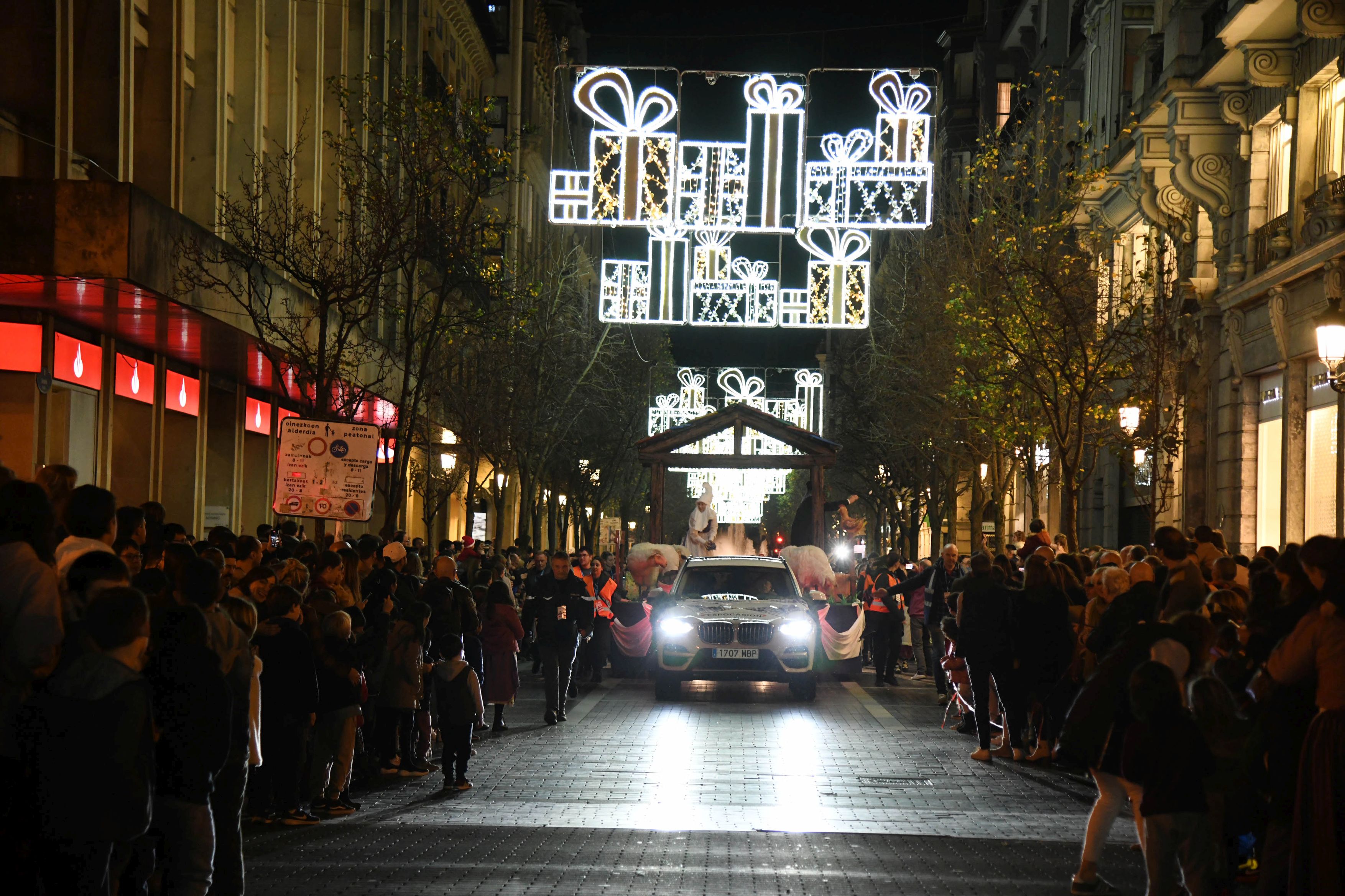 Olentzero y Mari Domingi, en el desfile de la tarde en Donostia.