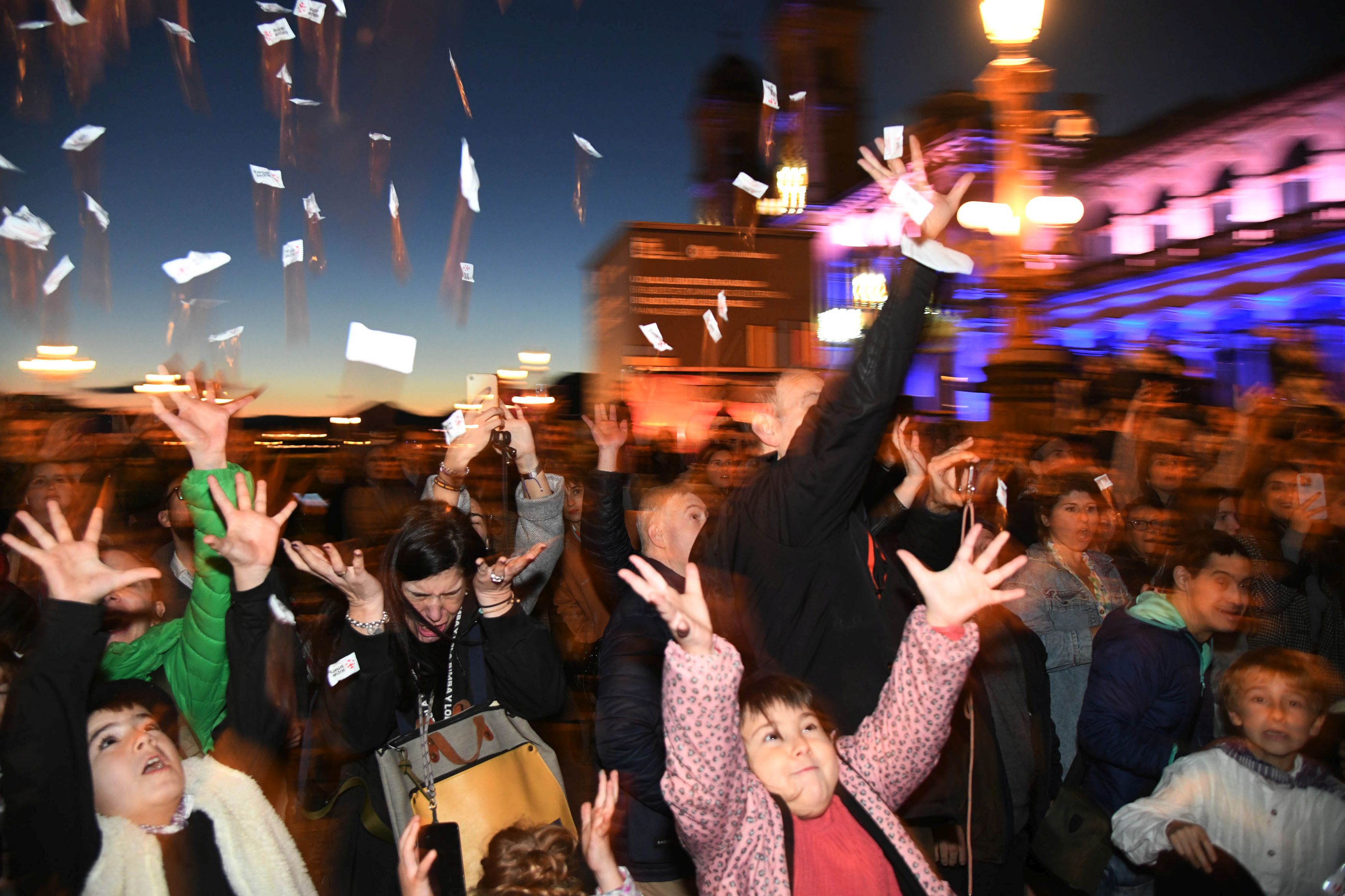 Olentzero y Mari Domingi, en el desfile de la tarde en Donostia.