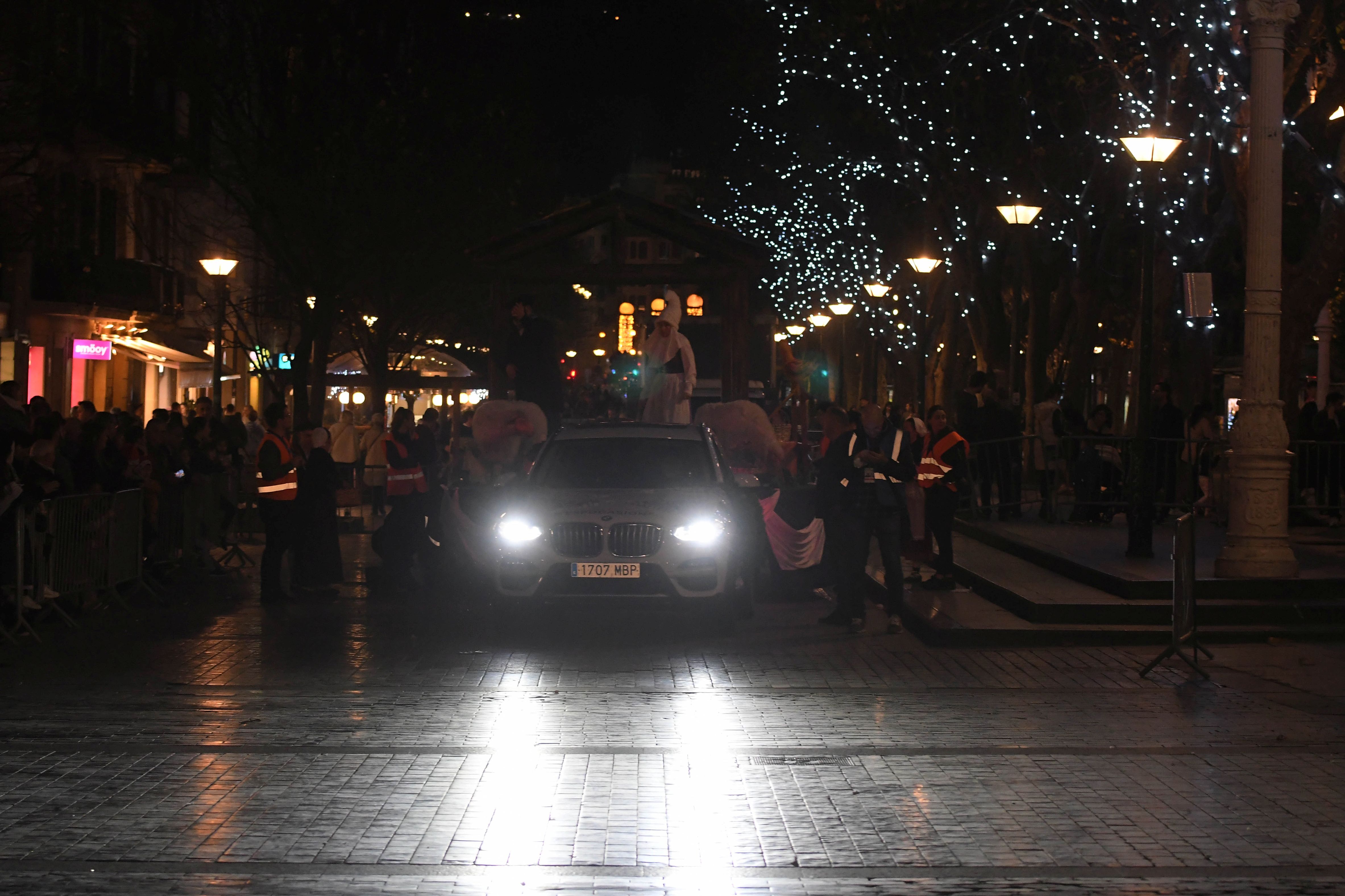 Olentzero y Mari Domingi, en el desfile de la tarde en Donostia.