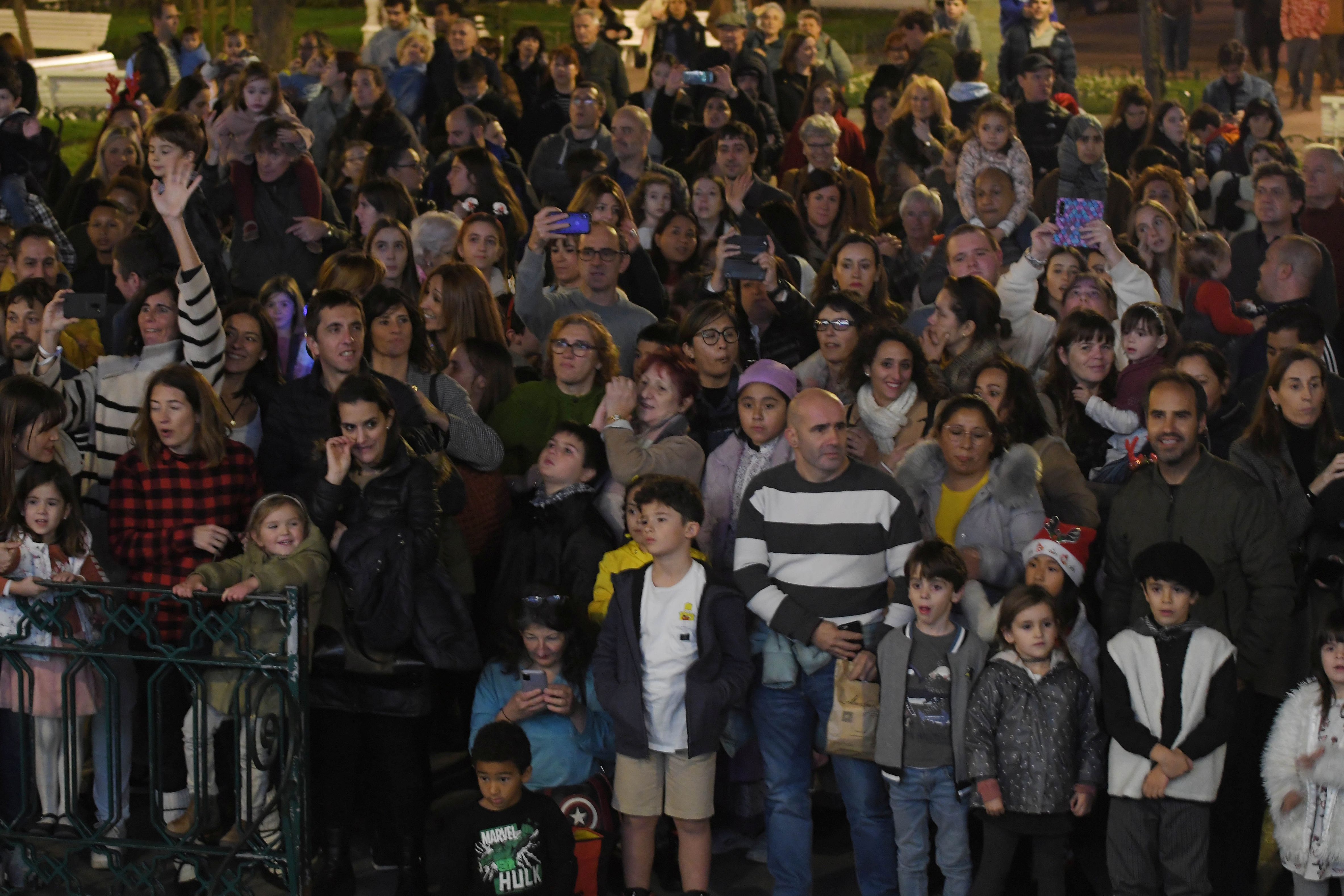 Olentzero y Mari Domingi, en el desfile de la tarde en Donostia.