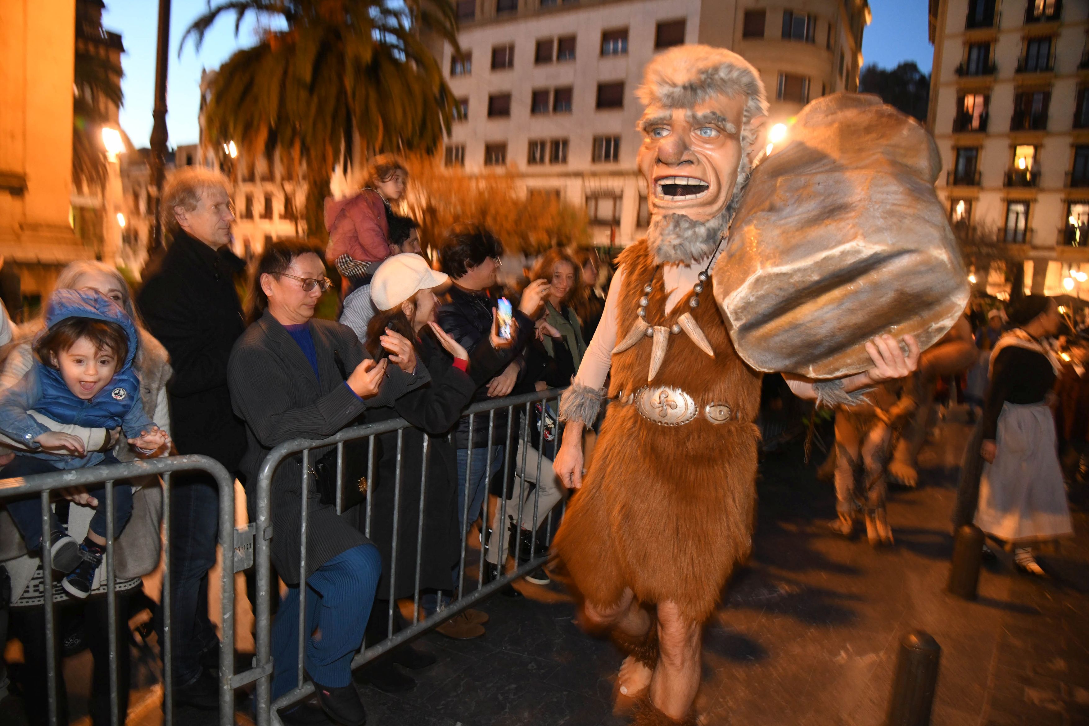 Olentzero y Mari Domingi, en el desfile de la tarde en Donostia.