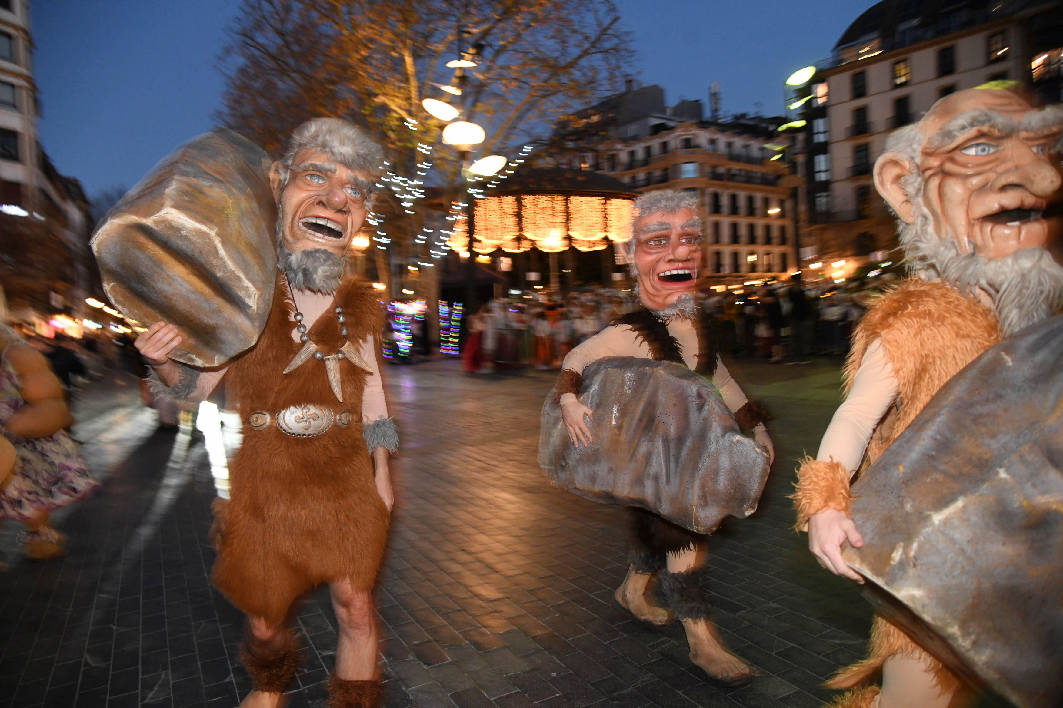 Olentzero y Mari Domingi, en el desfile de la tarde en Donostia.