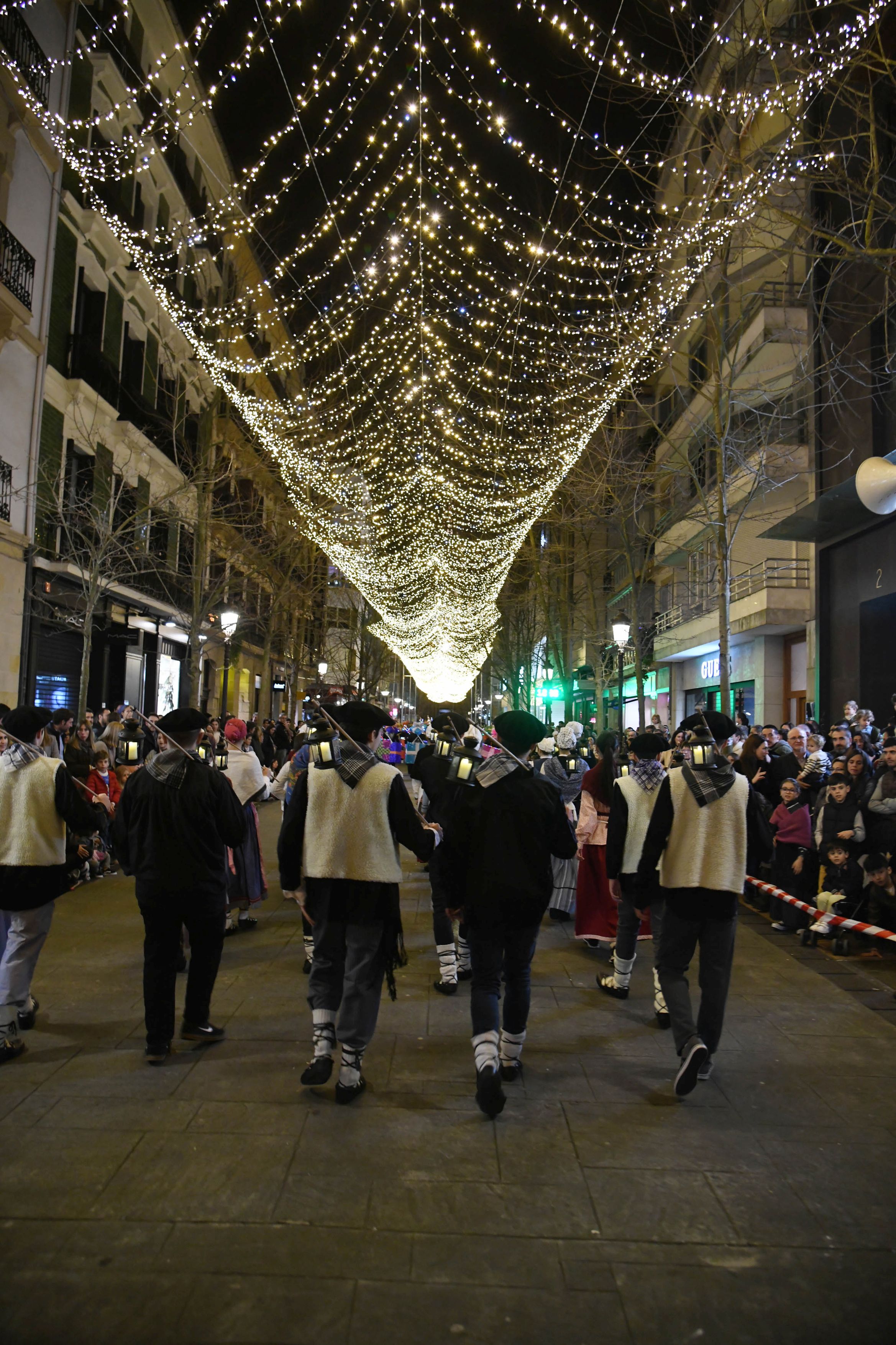 Olentzero y Mari Domingi, en el desfile de la tarde en Donostia.
