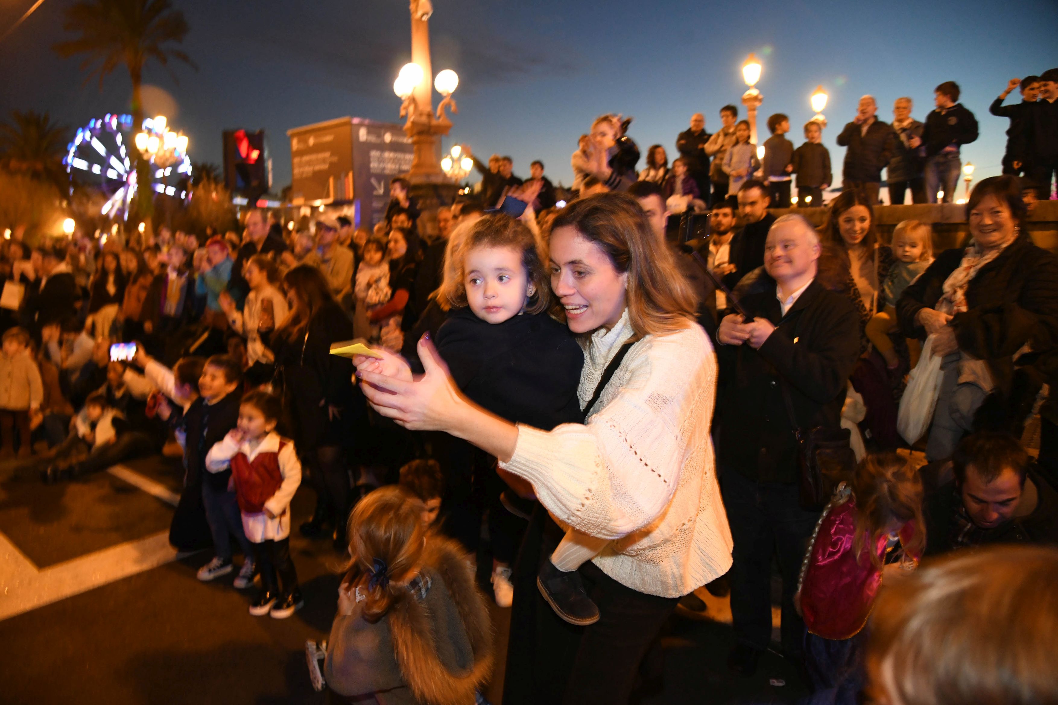 Olentzero y Mari Domingi, en el desfile de la tarde en Donostia.