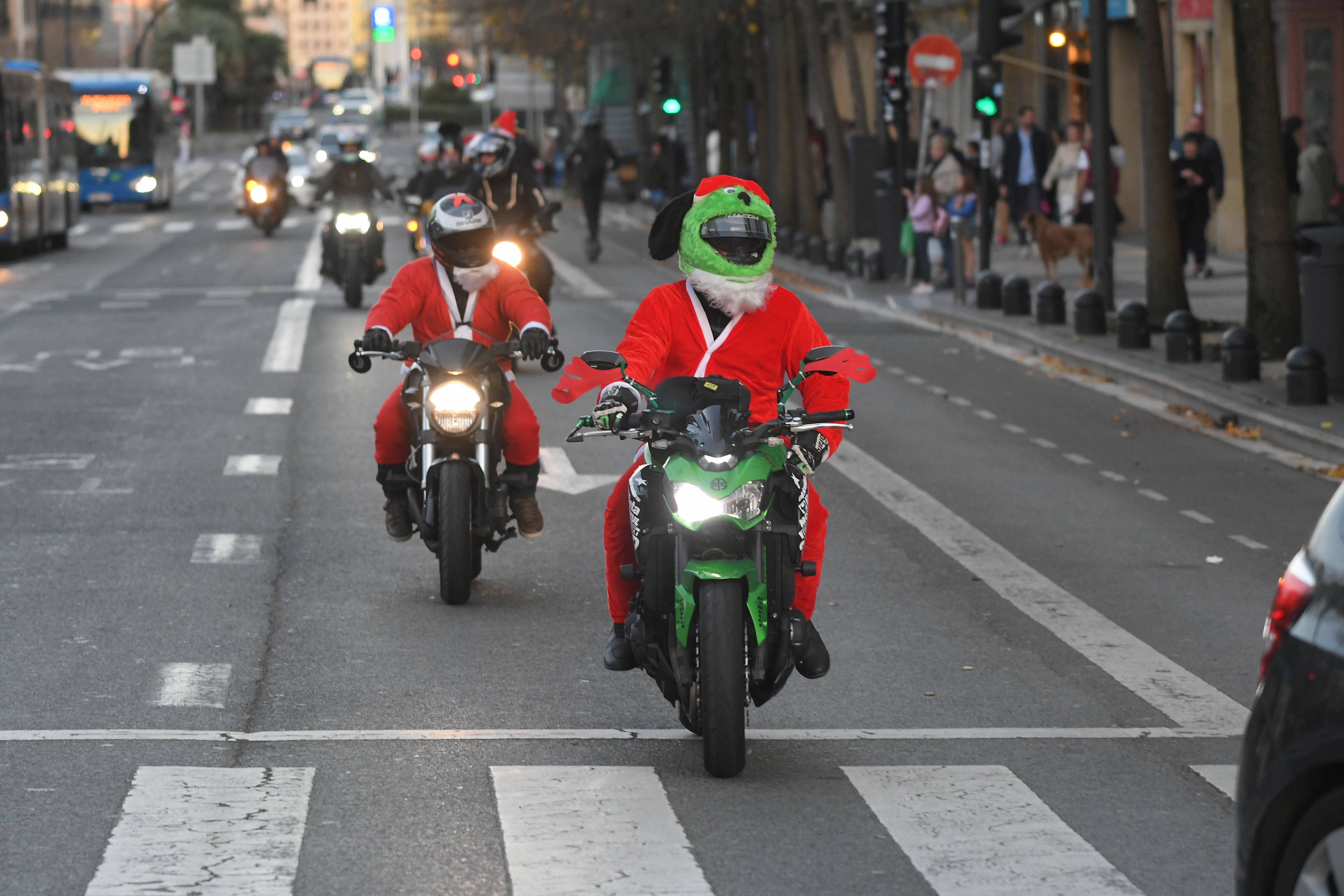 Olentzero y Mari Domingi, en el desfile de la tarde en Donostia.