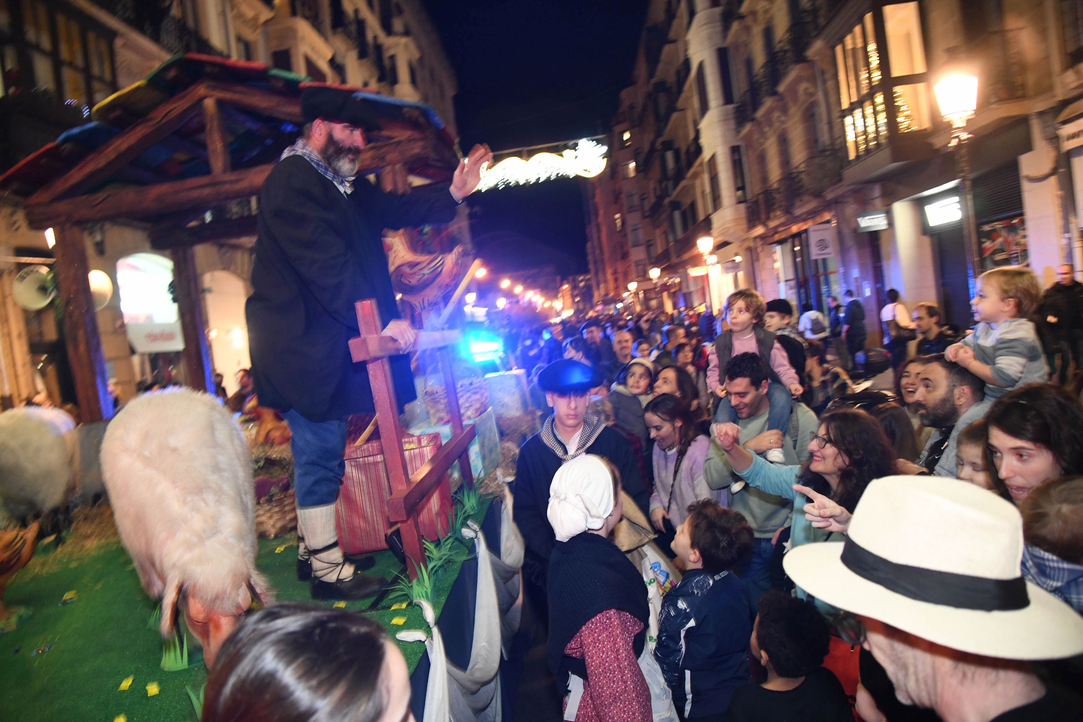 Olentzero y Mari Domingi, en el desfile de la tarde en Donostia.