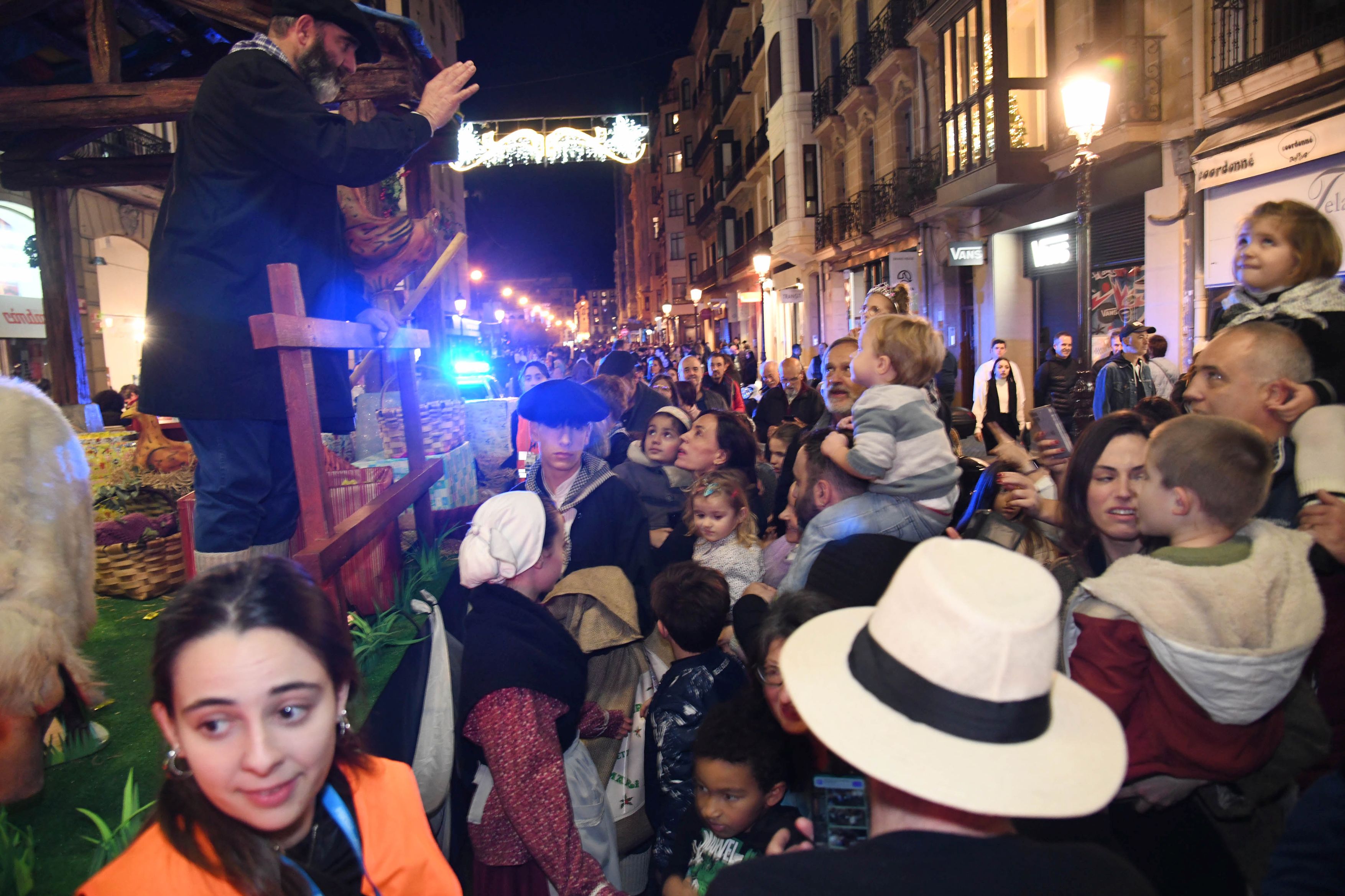 Olentzero y Mari Domingi, en el desfile de la tarde en Donostia.