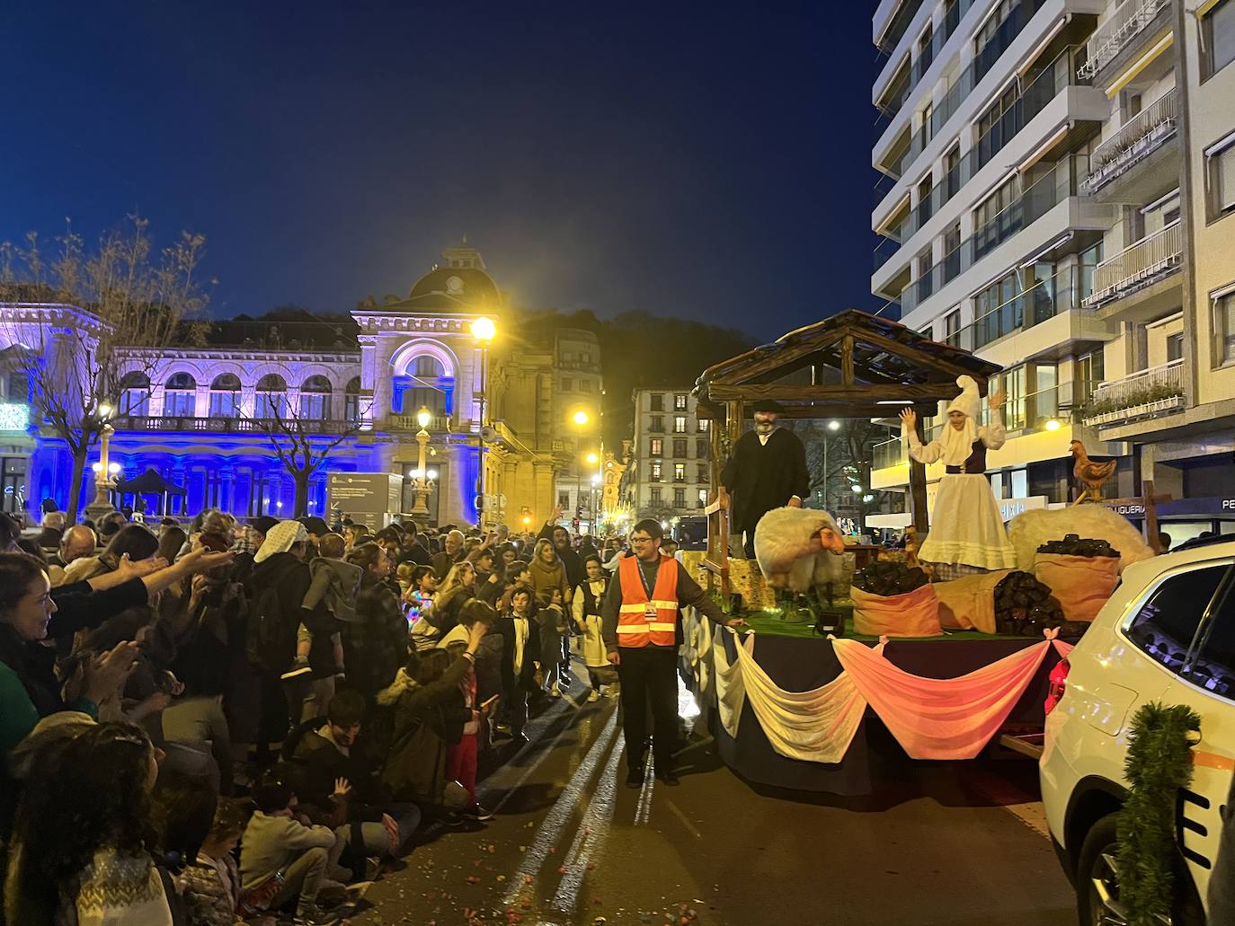 Olentzero y Mari Domingi, en el desfile de la tarde en Donostia.