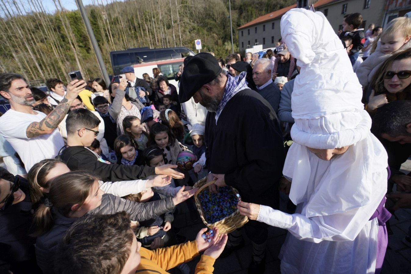 Fotos: Olentzero y Mari Domingui reparten ilusión en Donostia