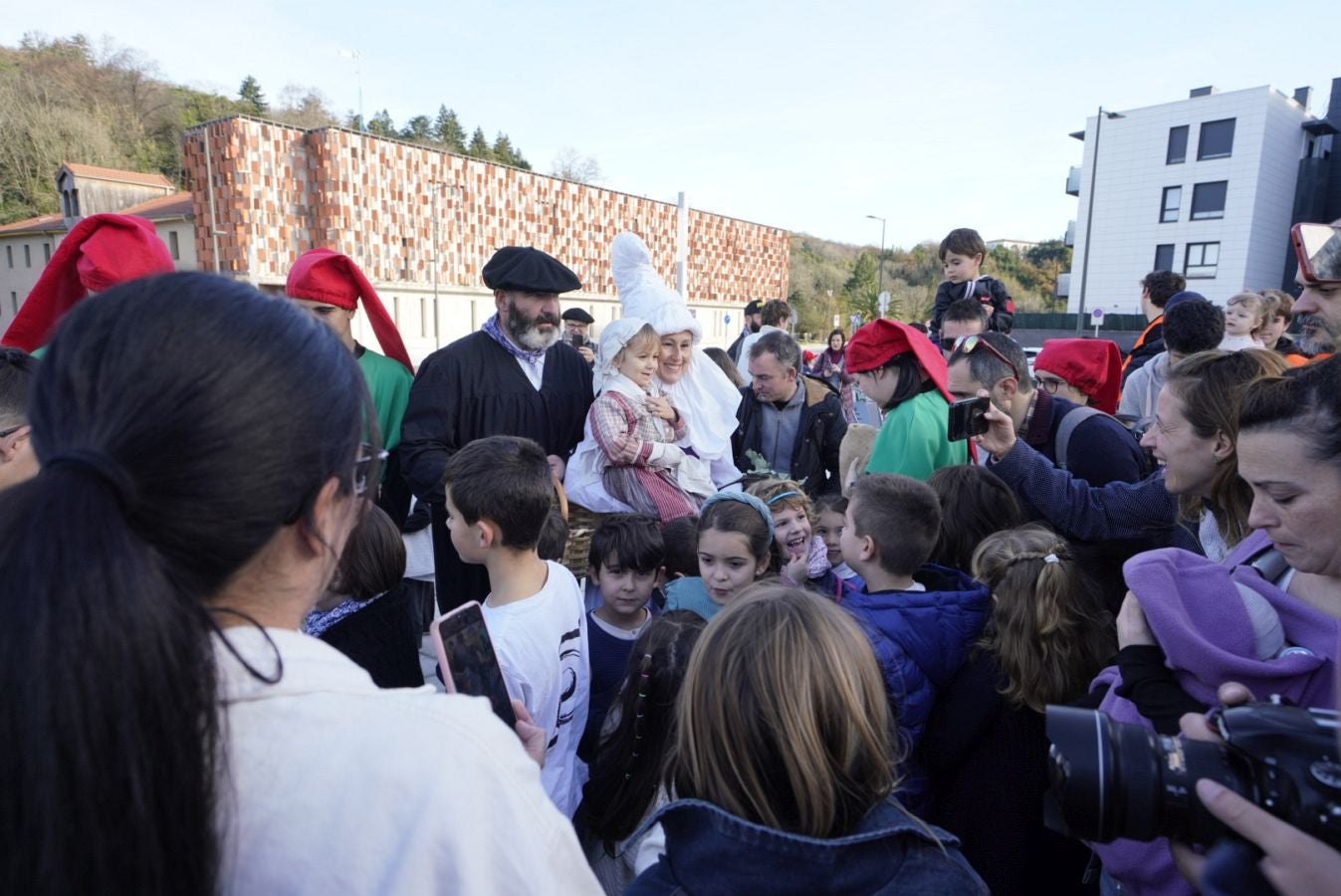 Fotos: Olentzero y Mari Domingui reparten ilusión en Donostia