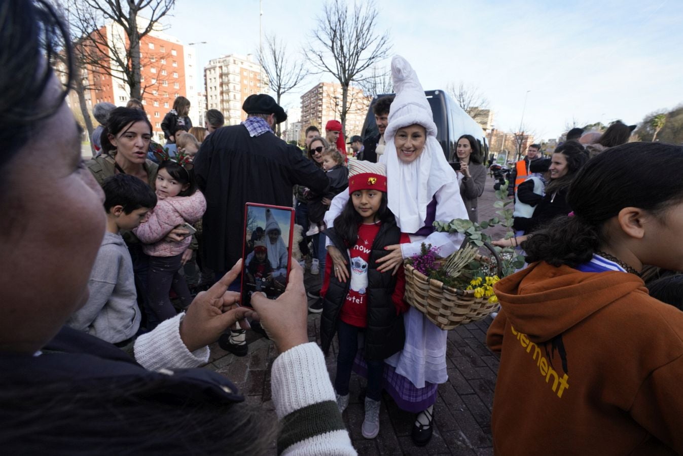 Fotos: Olentzero y Mari Domingui reparten ilusión en Donostia