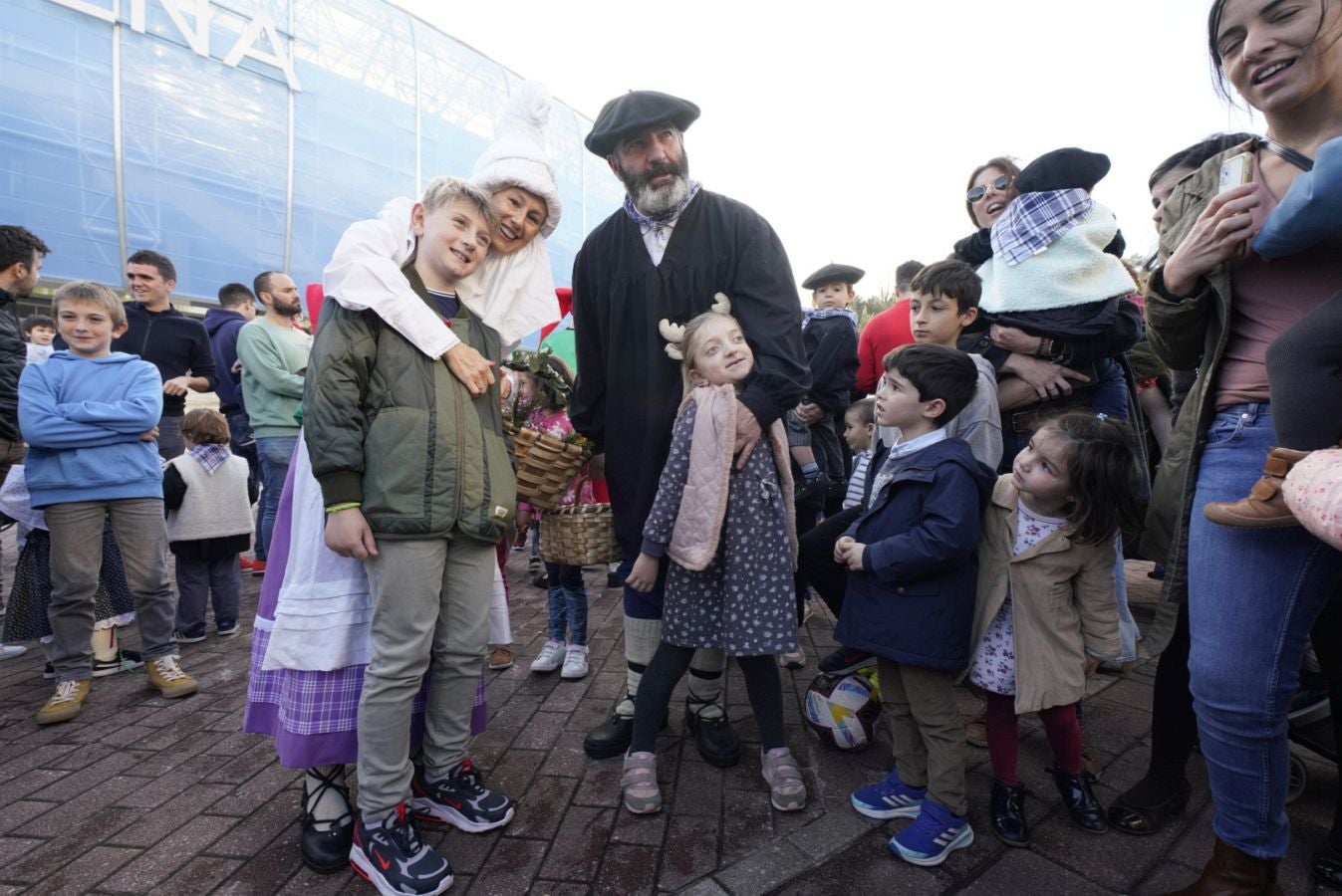 Fotos: Olentzero y Mari Domingui reparten ilusión en Donostia