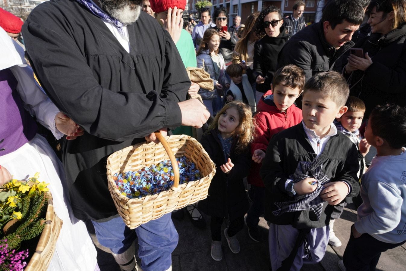 Fotos: Olentzero y Mari Domingui reparten ilusión en Donostia
