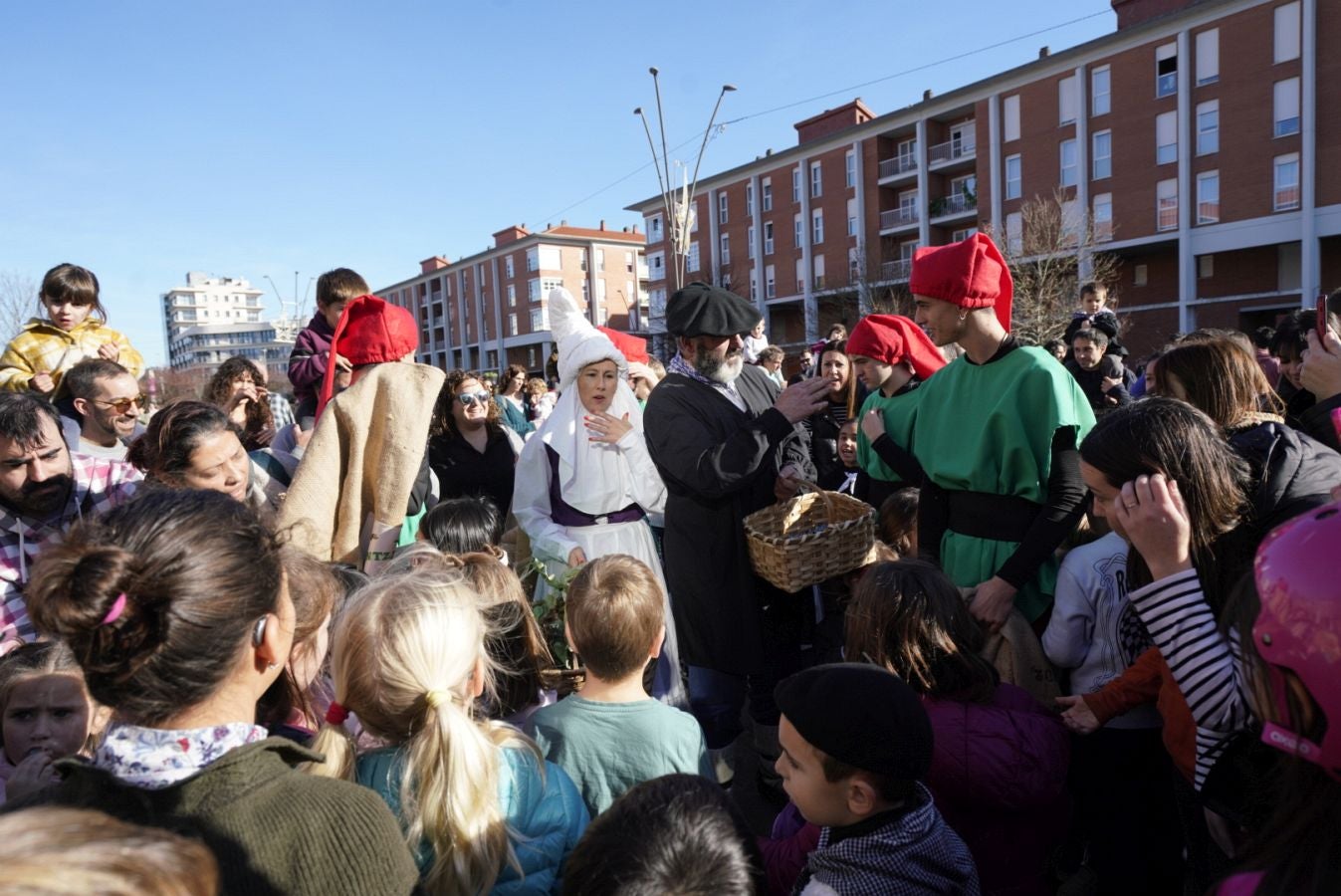 Fotos: Olentzero y Mari Domingui reparten ilusión en Donostia