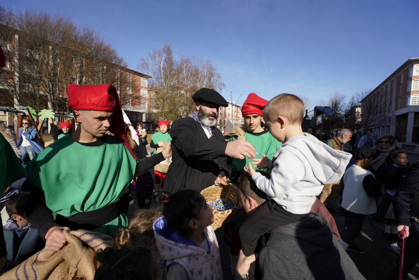 Fotos: Olentzero y Mari Domingui reparten ilusión en Donostia