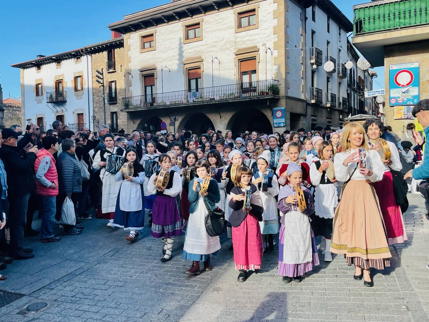 Fotos: Olentzero y Mari Domingi, en Oñati