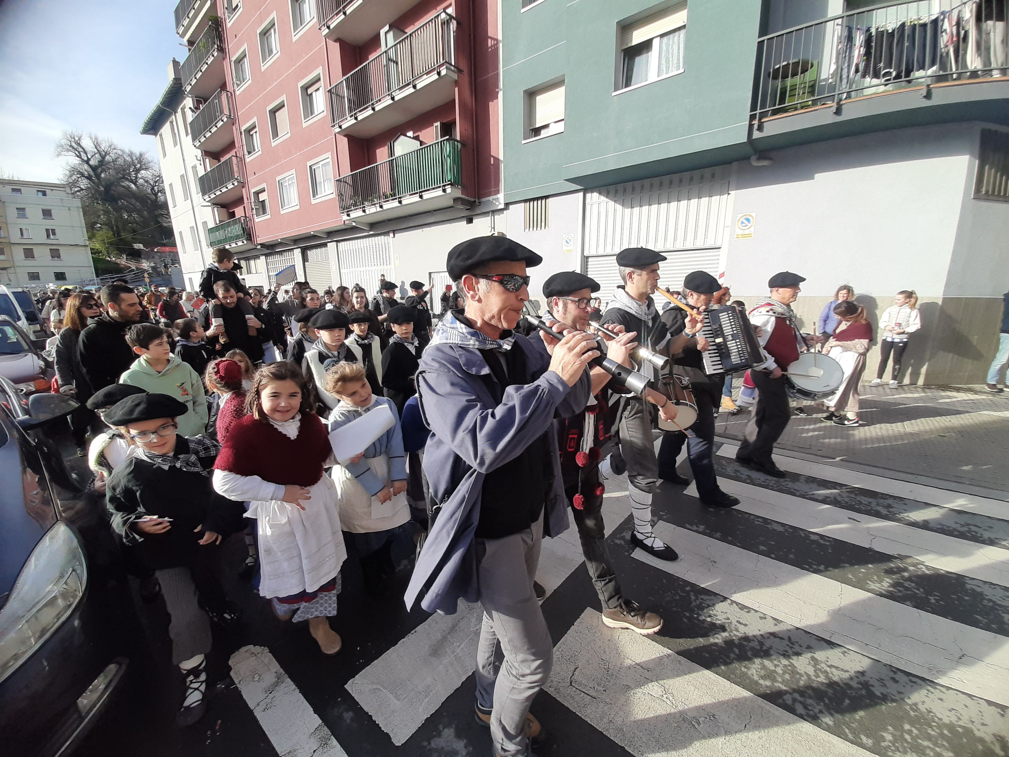 Fotos: Pasaia recibe con música a Olentzero y Mari Domingi