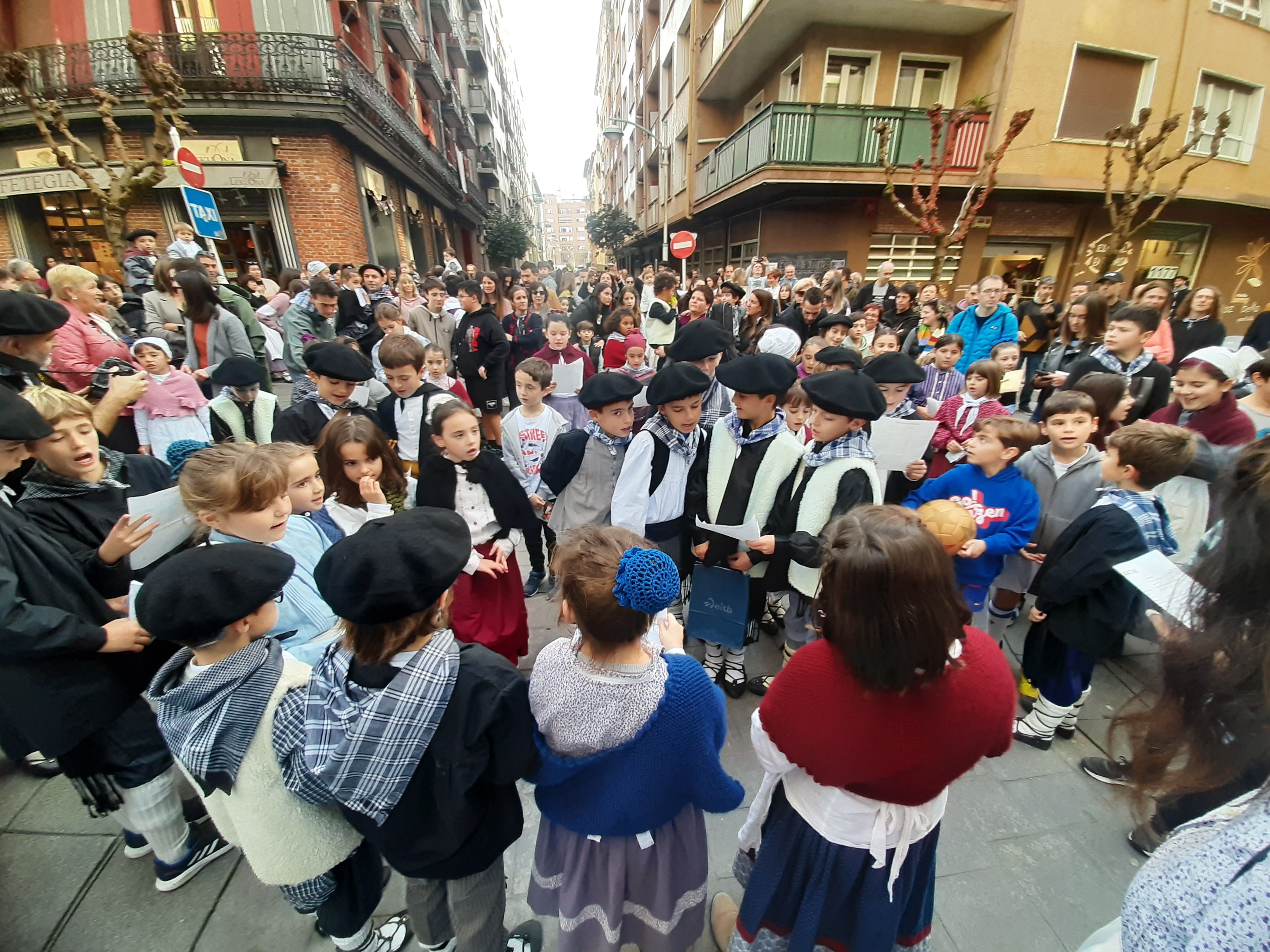 Fotos: Pasaia recibe con música a Olentzero y Mari Domingi