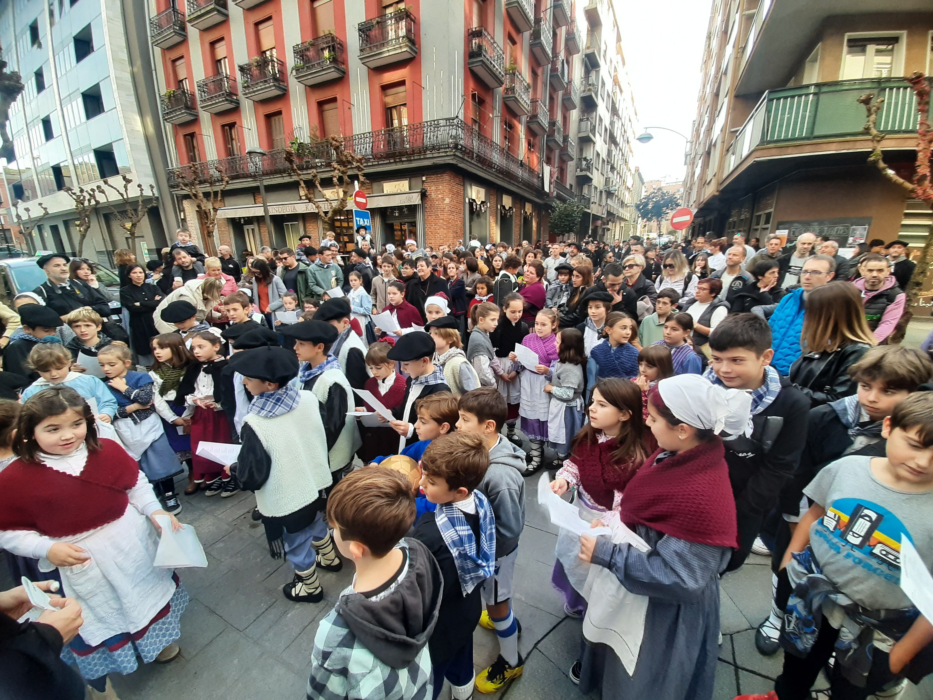 Fotos: Pasaia recibe con música a Olentzero y Mari Domingi