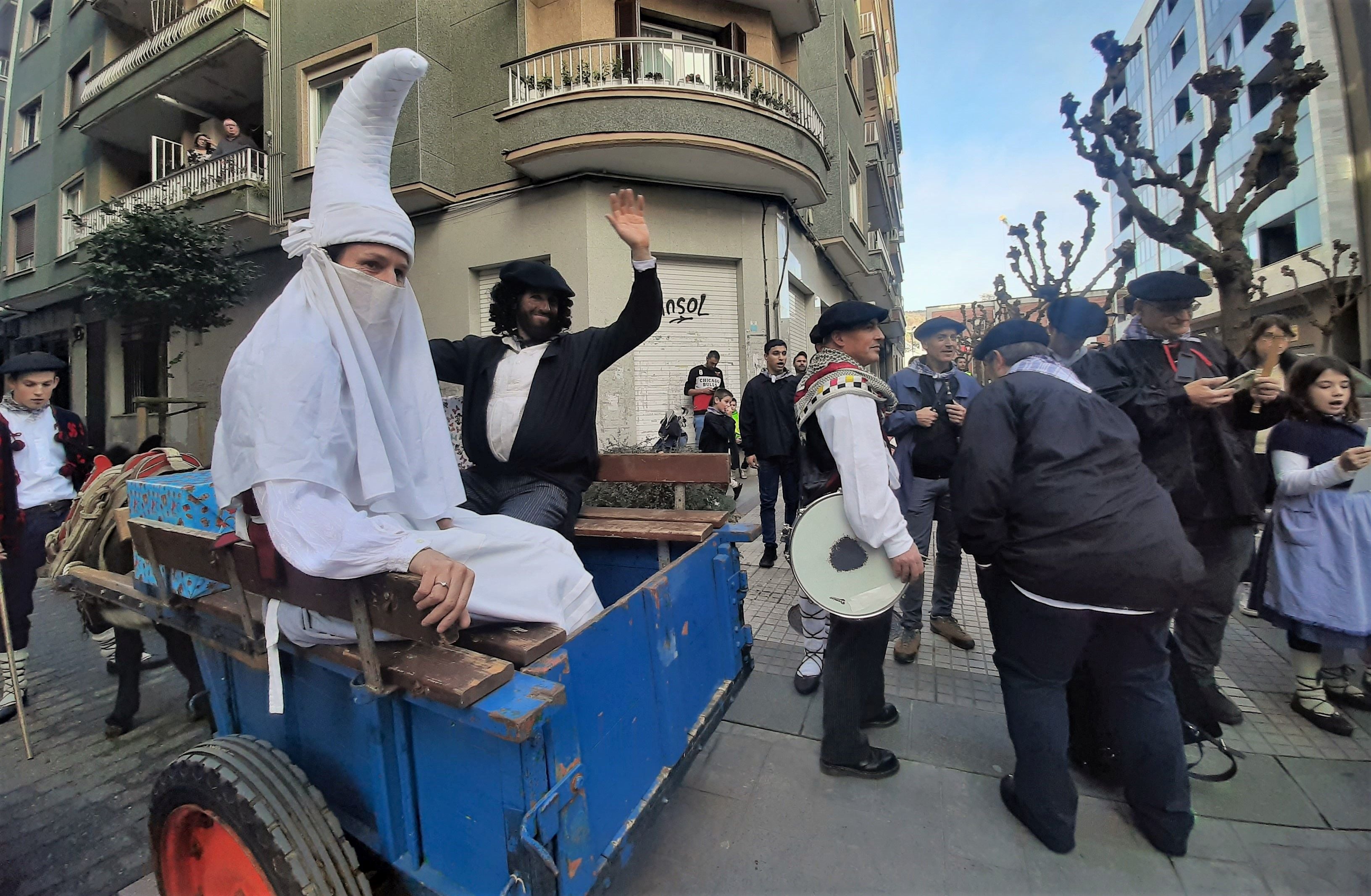 Fotos: Pasaia recibe con música a Olentzero y Mari Domingi