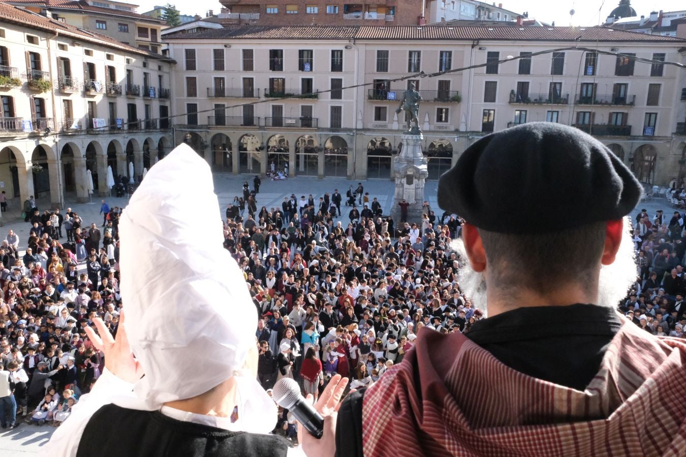Fotos: Decenas de niños reciben a Olentzero en Zumarraga