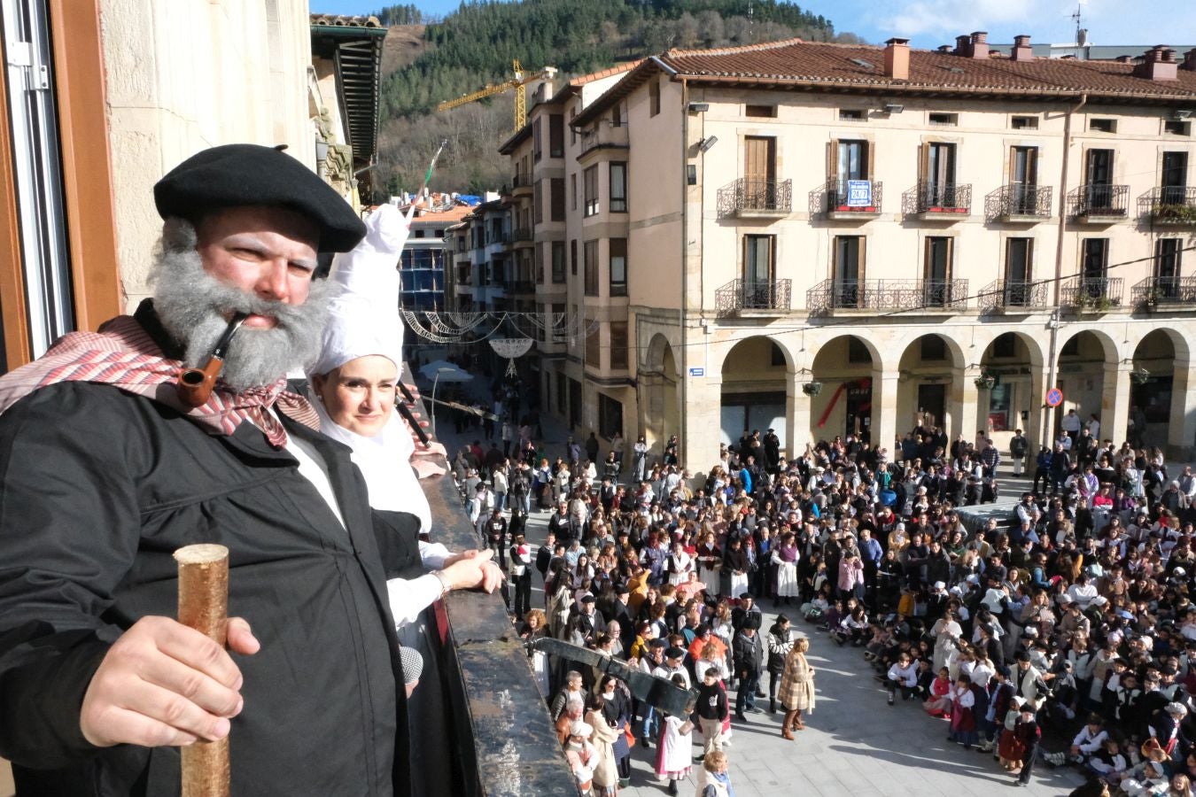 Fotos: Decenas de niños reciben a Olentzero en Zumarraga