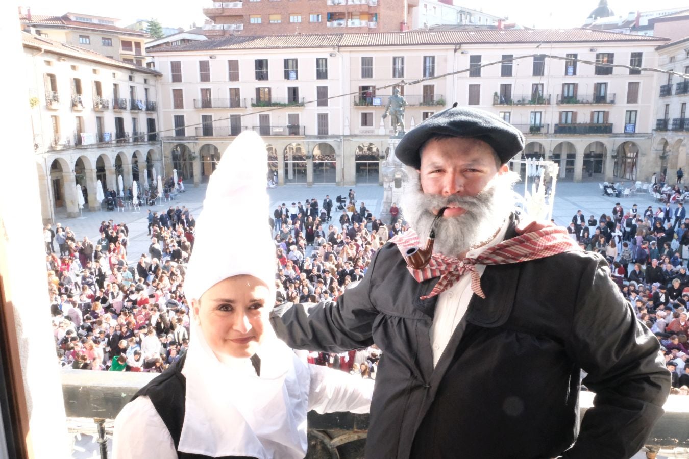 Fotos: Decenas de niños reciben a Olentzero en Zumarraga