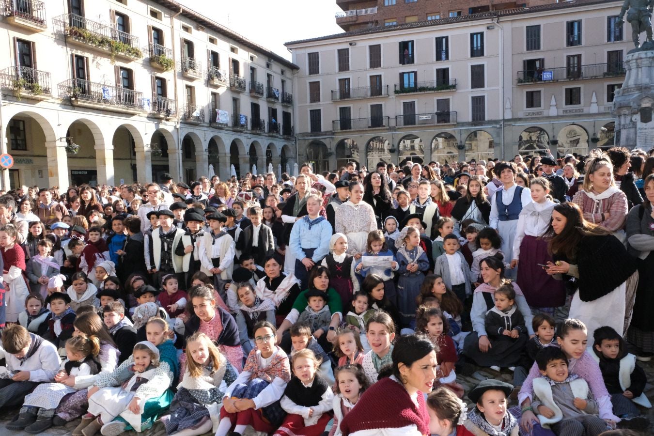 Fotos: Decenas de niños reciben a Olentzero en Zumarraga