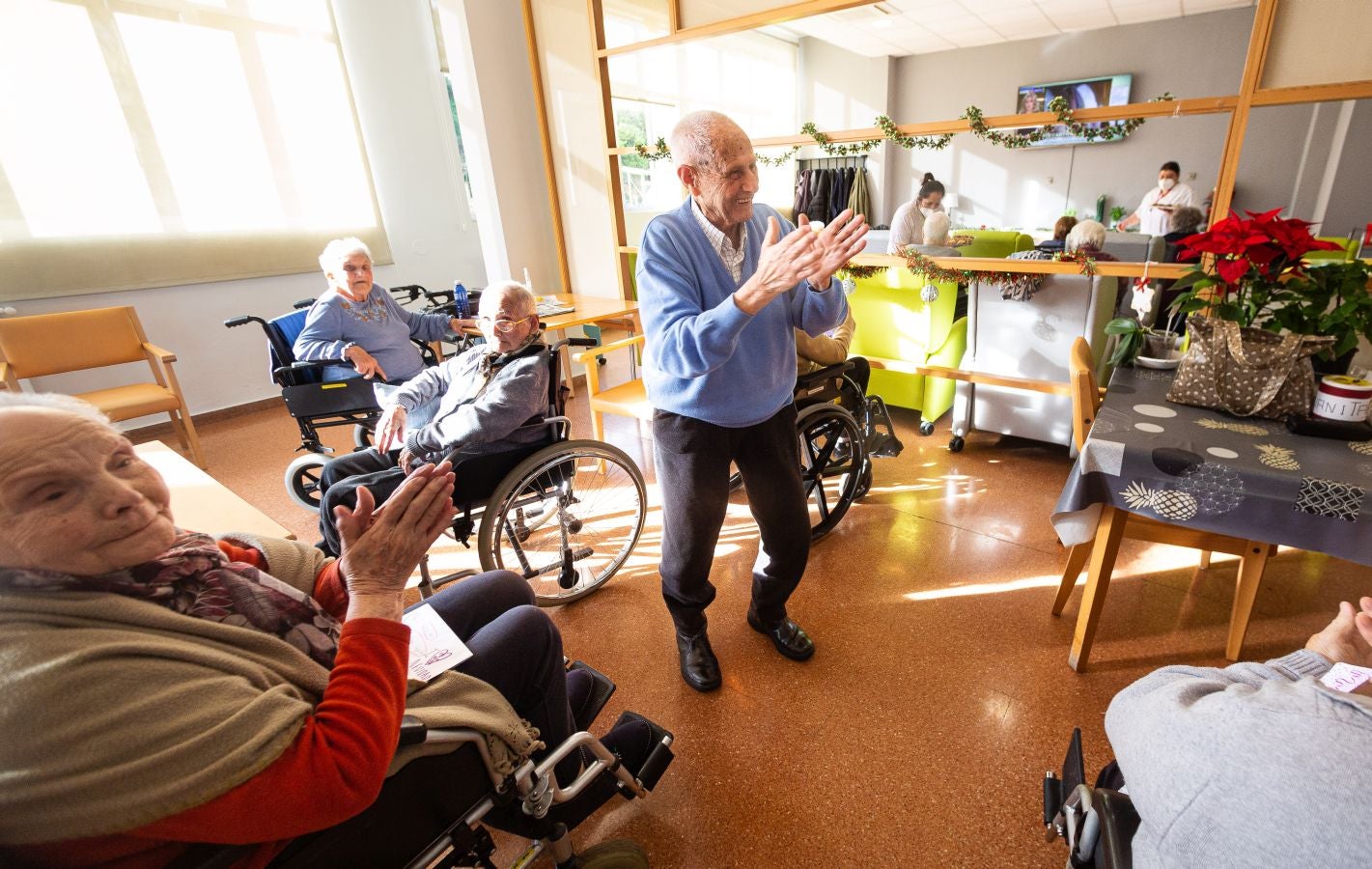 Fotos: Cartas que llevan la Navidad a la residencia de Andoain