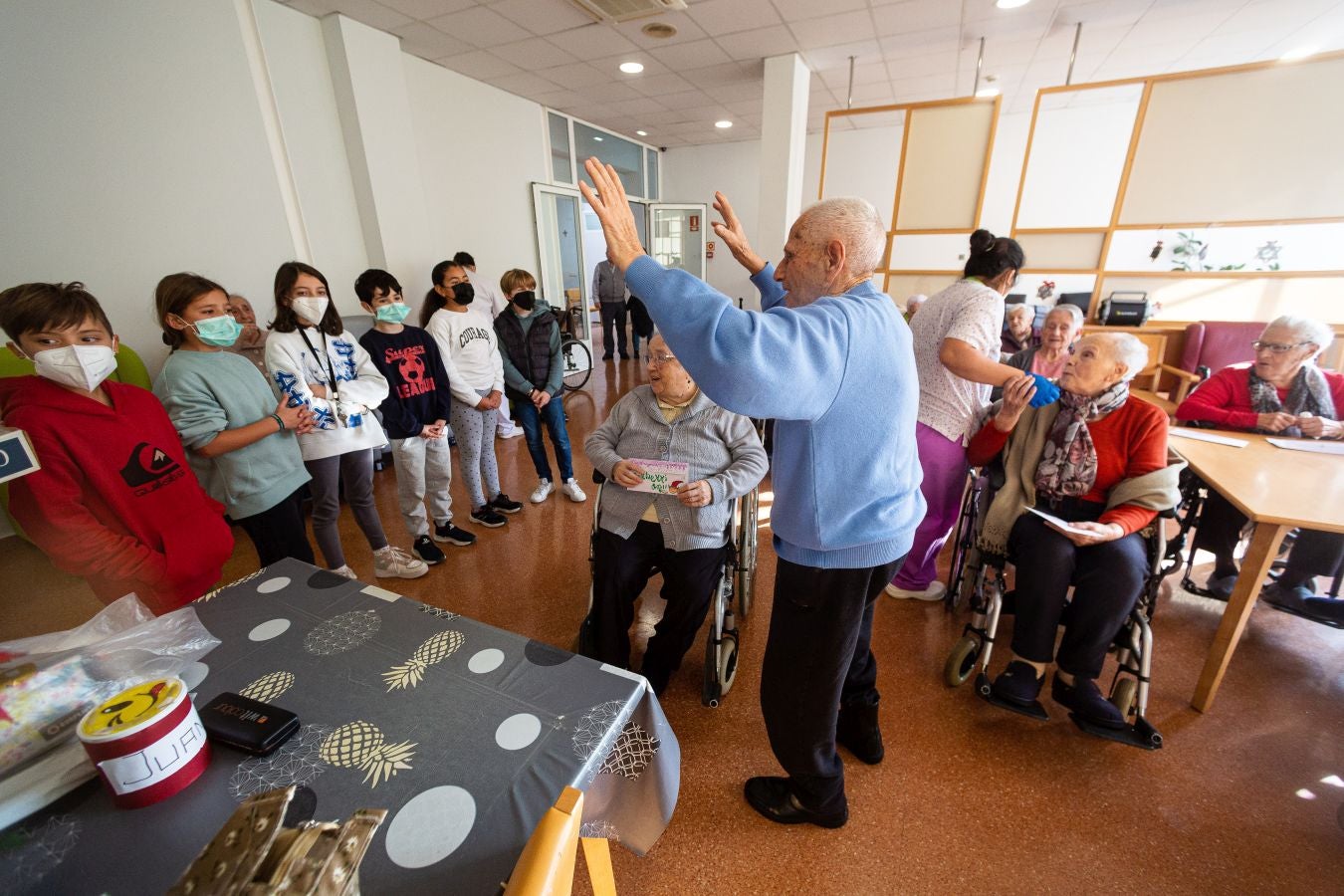 Fotos: Cartas que llevan la Navidad a la residencia de Andoain