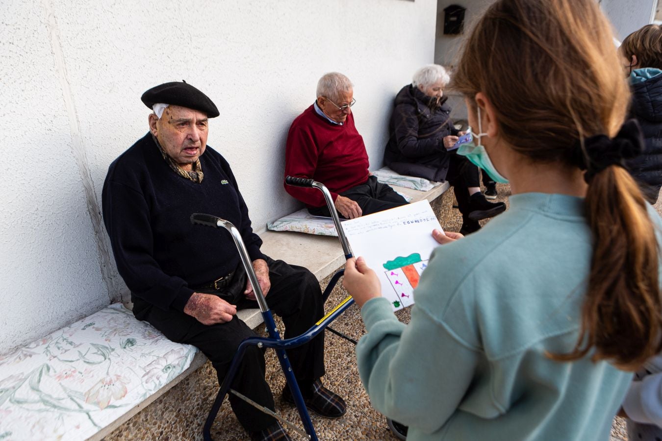 Fotos: Cartas que llevan la Navidad a la residencia de Andoain