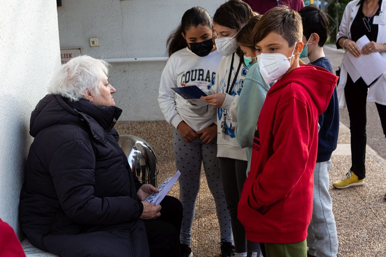 Fotos: Cartas que llevan la Navidad a la residencia de Andoain