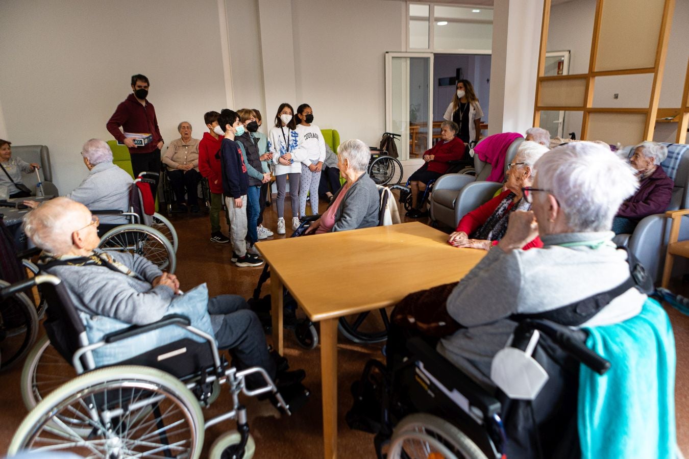 Fotos: Cartas que llevan la Navidad a la residencia de Andoain
