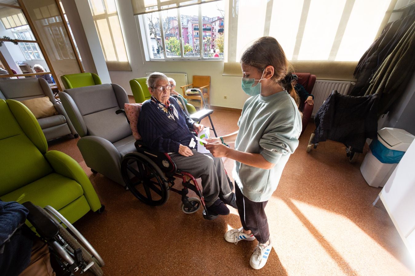 Fotos: Cartas que llevan la Navidad a la residencia de Andoain