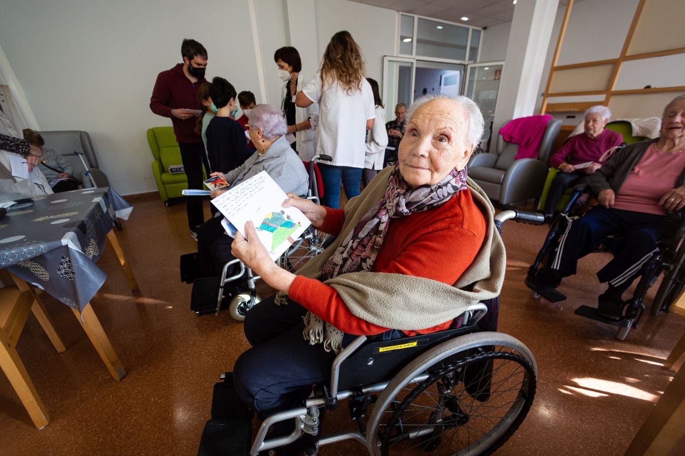 Fotos: Cartas que llevan la Navidad a la residencia de Andoain