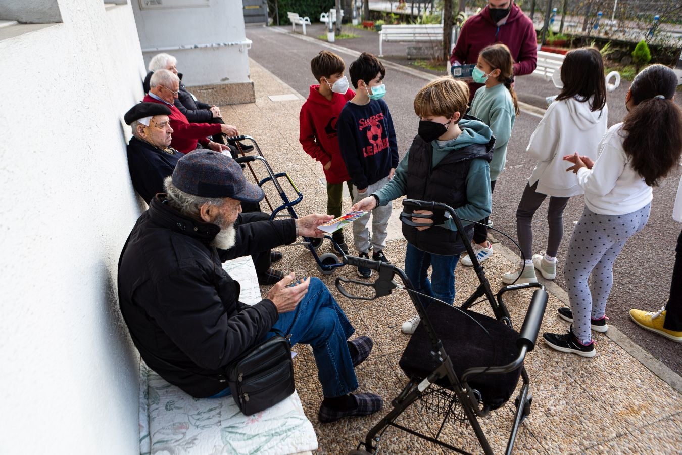 Fotos: Cartas que llevan la Navidad a la residencia de Andoain